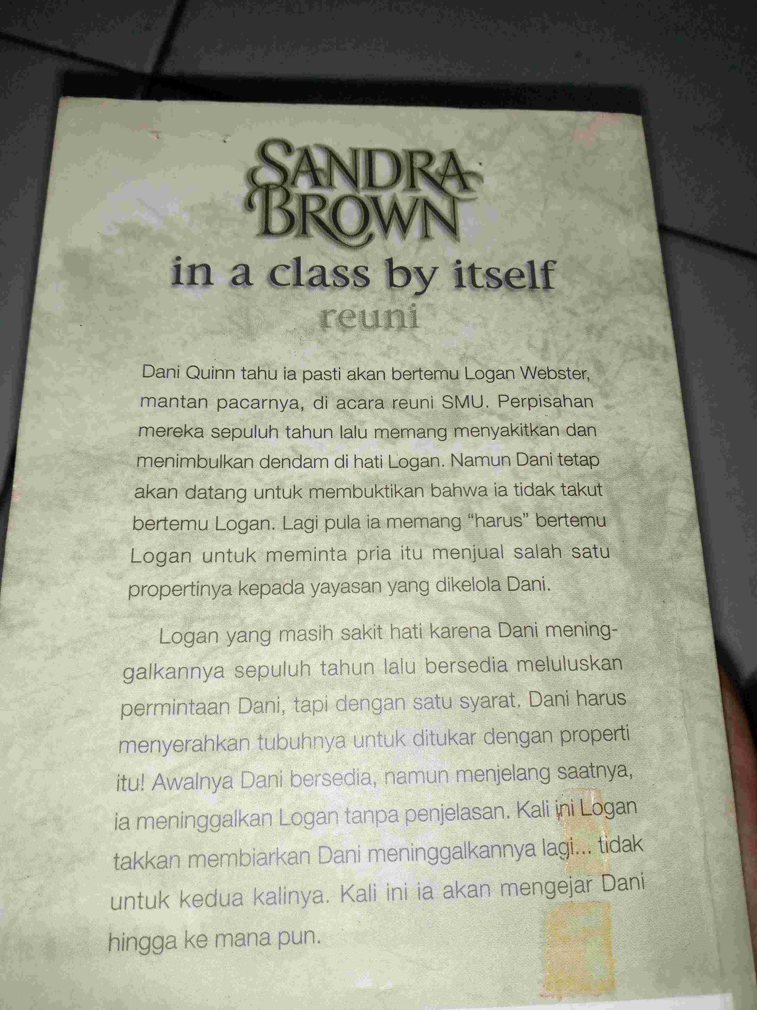 Novel SANDRA BROWN IN A CLASS BY ITSELF REUNI Penerbit GRAMEDIA