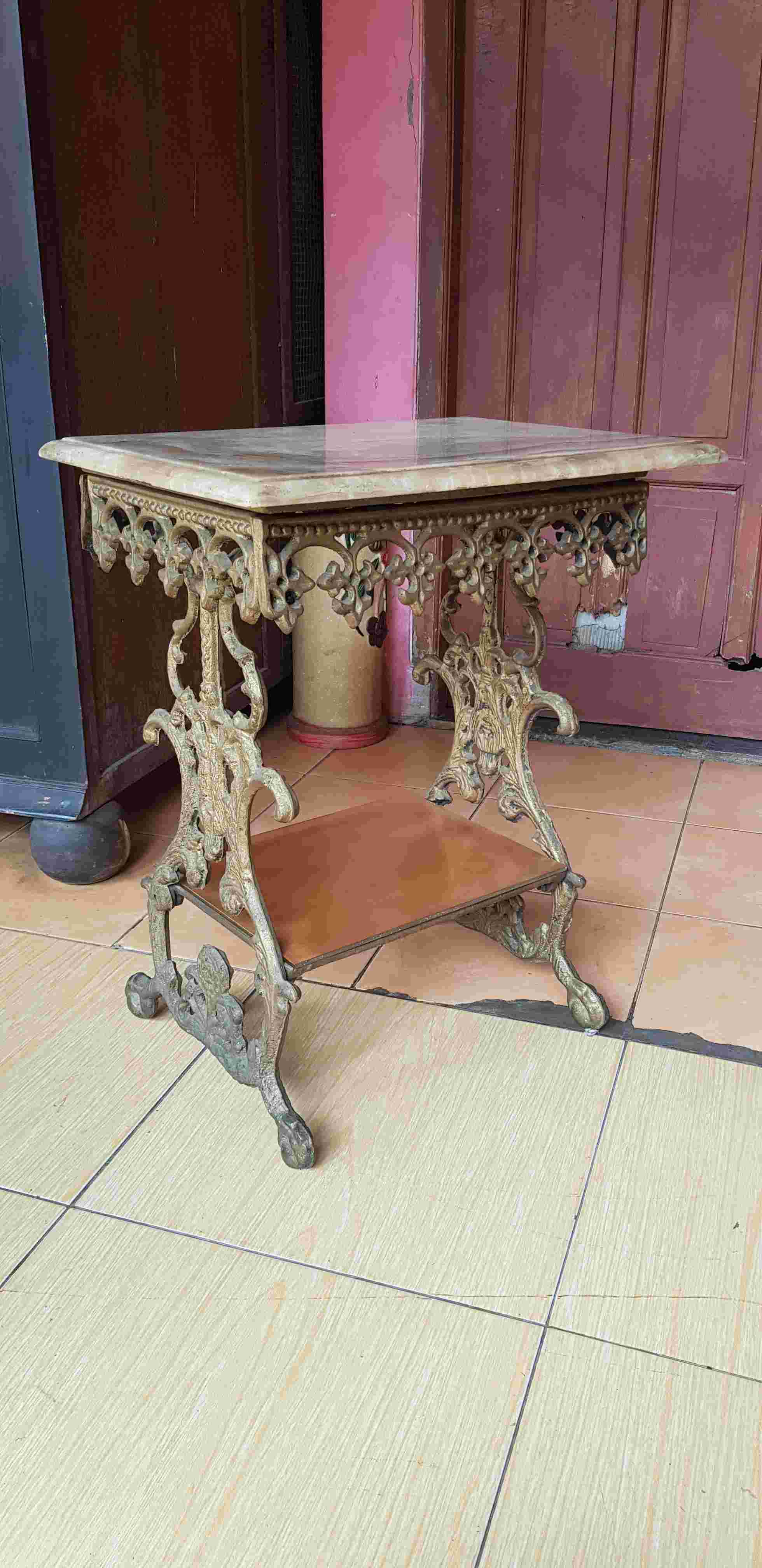 meja antik marmer silet eropa vintage buat display modelnya sangat unik  material besi tempa original tua