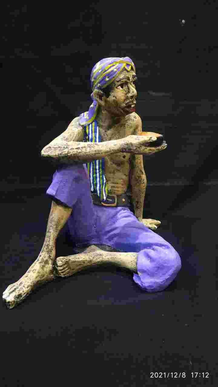 Miniatur kakek duduk