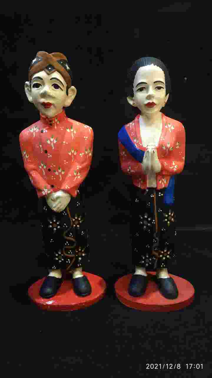 Miniatur sepasang pengantin