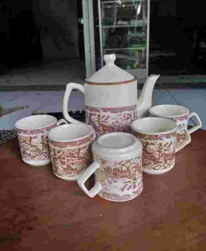 Cangkir Dan Teko Keramik Vintage