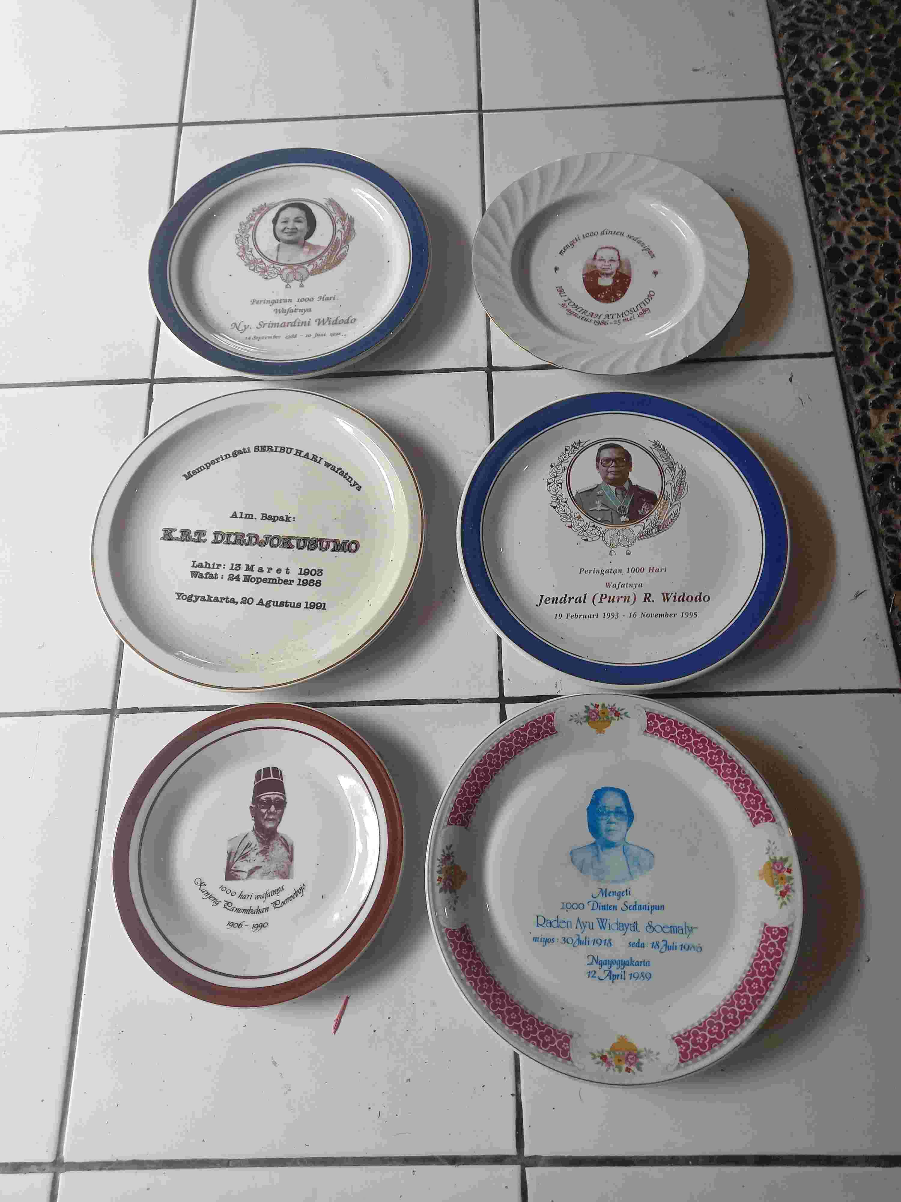 Piring Keramik Vintage