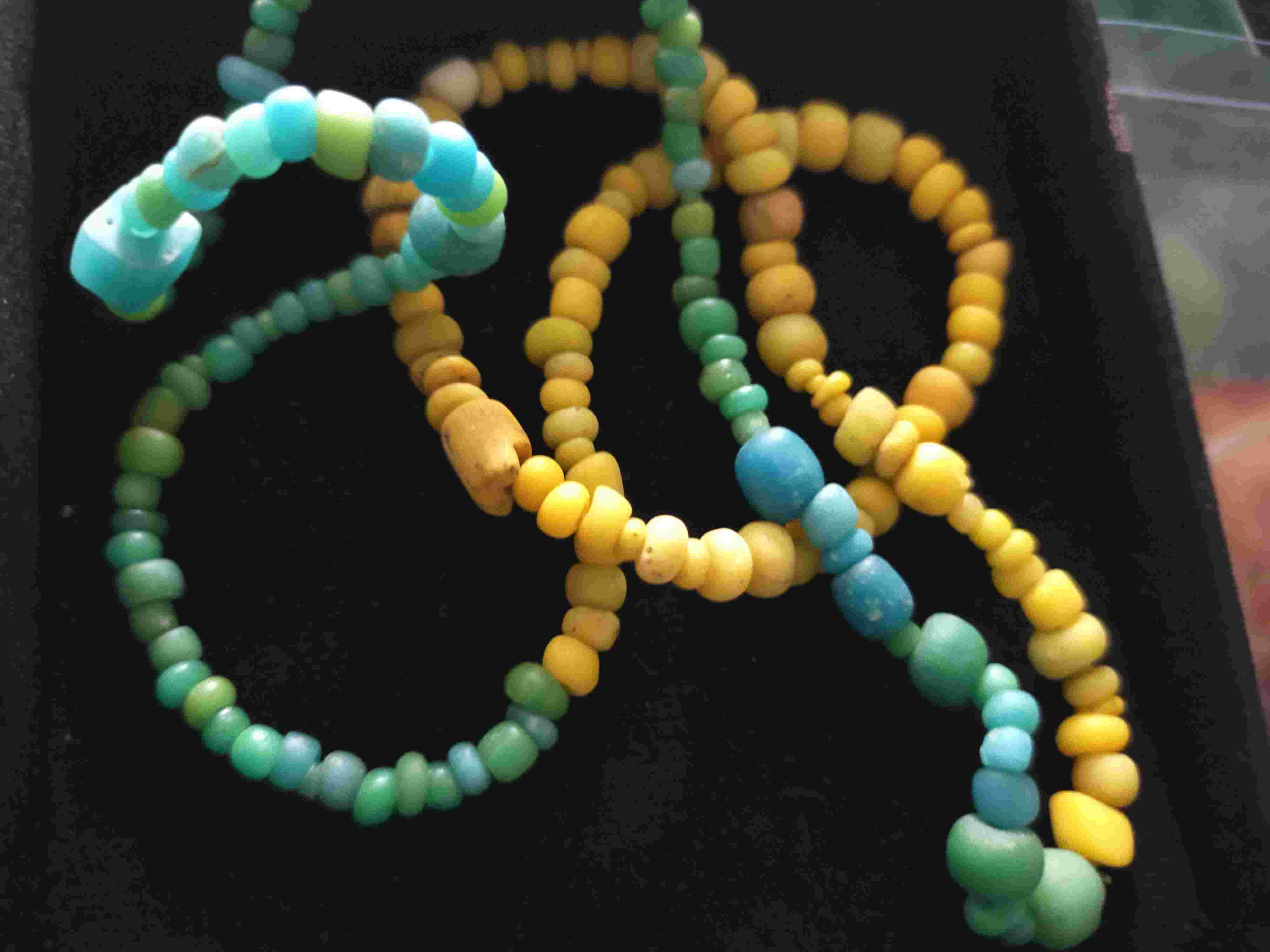 Manik-manik kuno batu giok