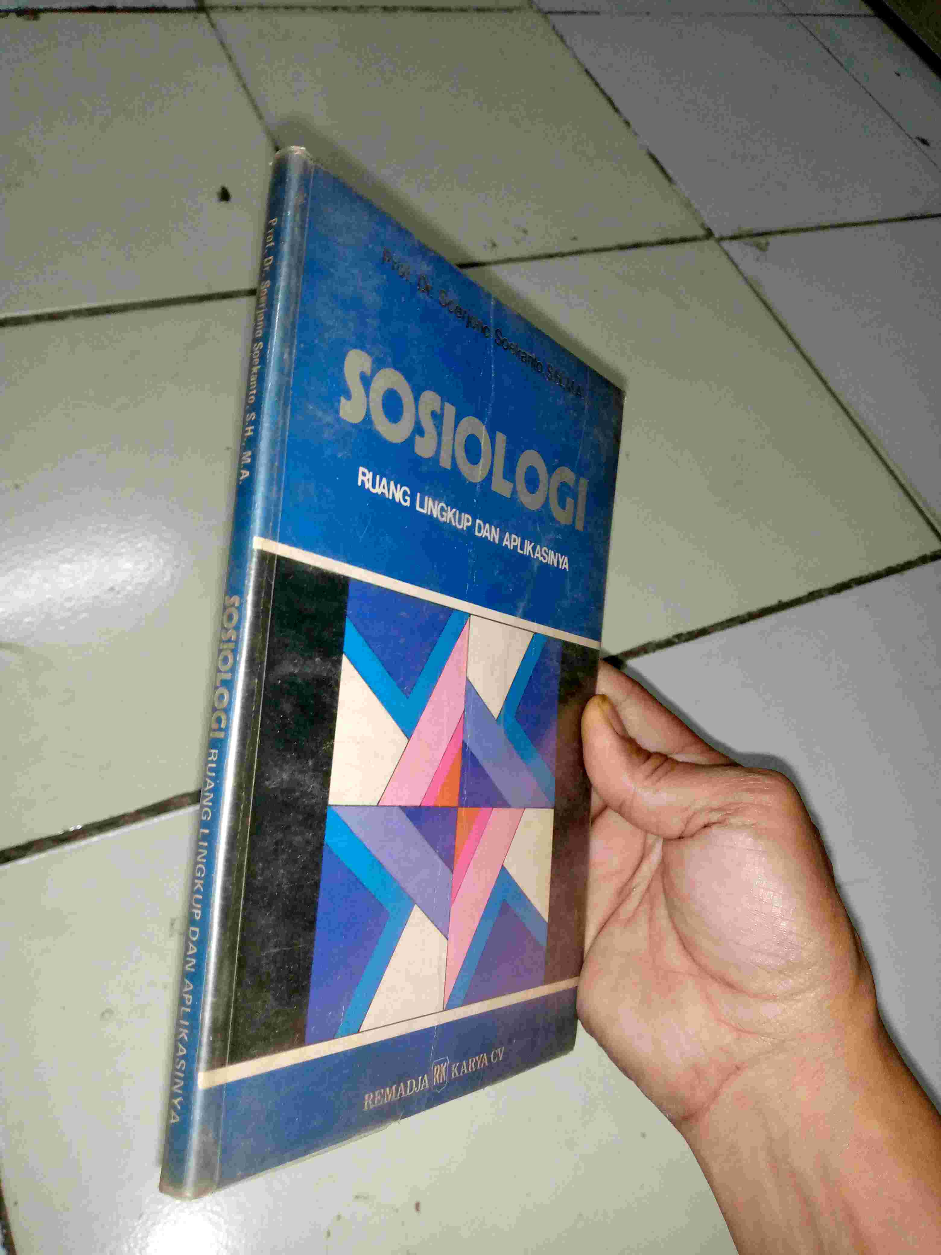 Buku 1985 SOSIOLOGI Ruang Lingkup dan Aplikasinys Oleh Prof Dr Soerjono Soekanto SH MA Penerbit Remadja Karya CV