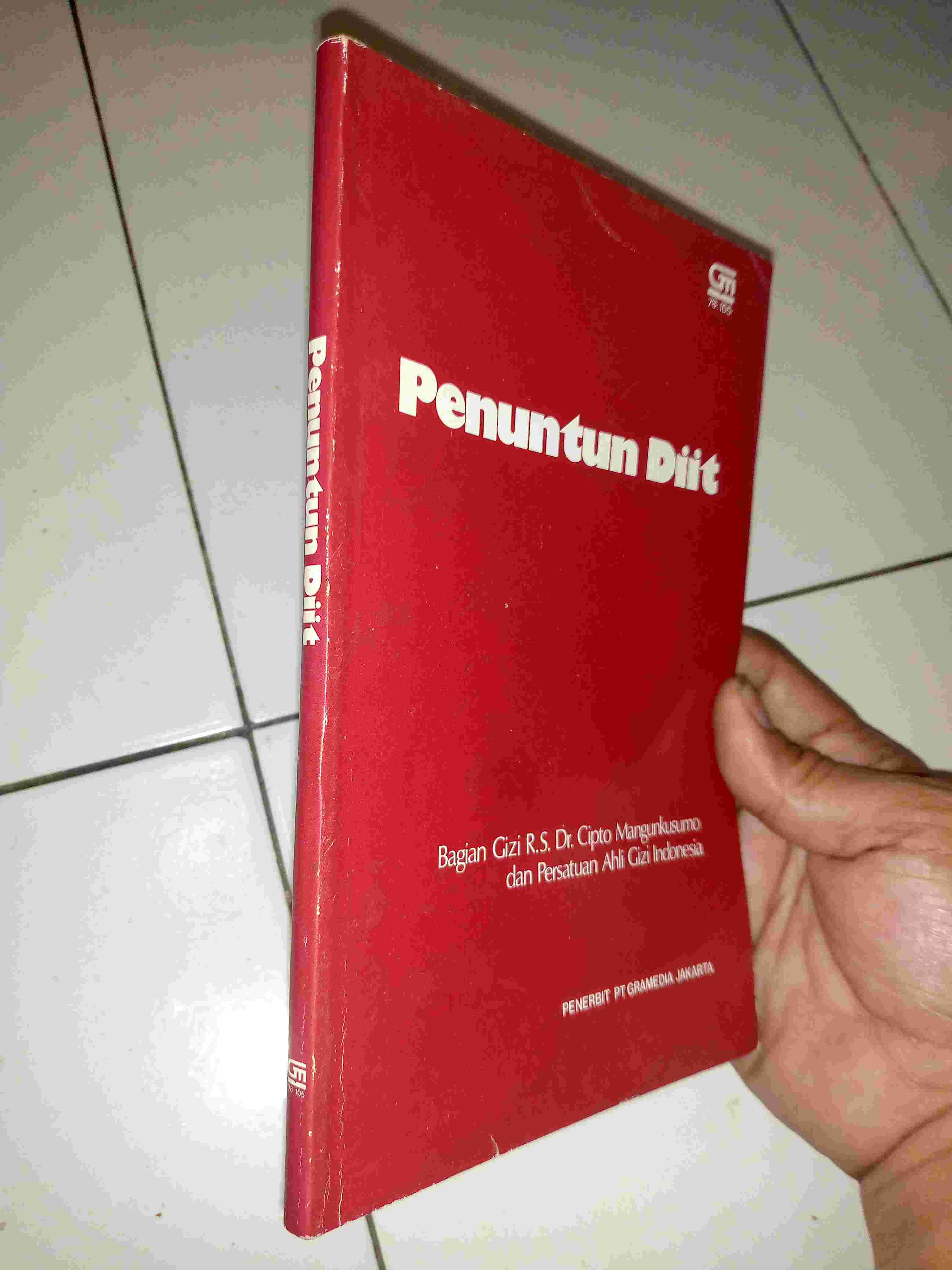 Buku PENUNTUN DIIT Oleh Bagian Gizi RS Dr Cipto Mangunkusumo dan Persatuan Ahli Gizi Indonesia Penerbit GRAMEDIA Jakarta Tahun 1984