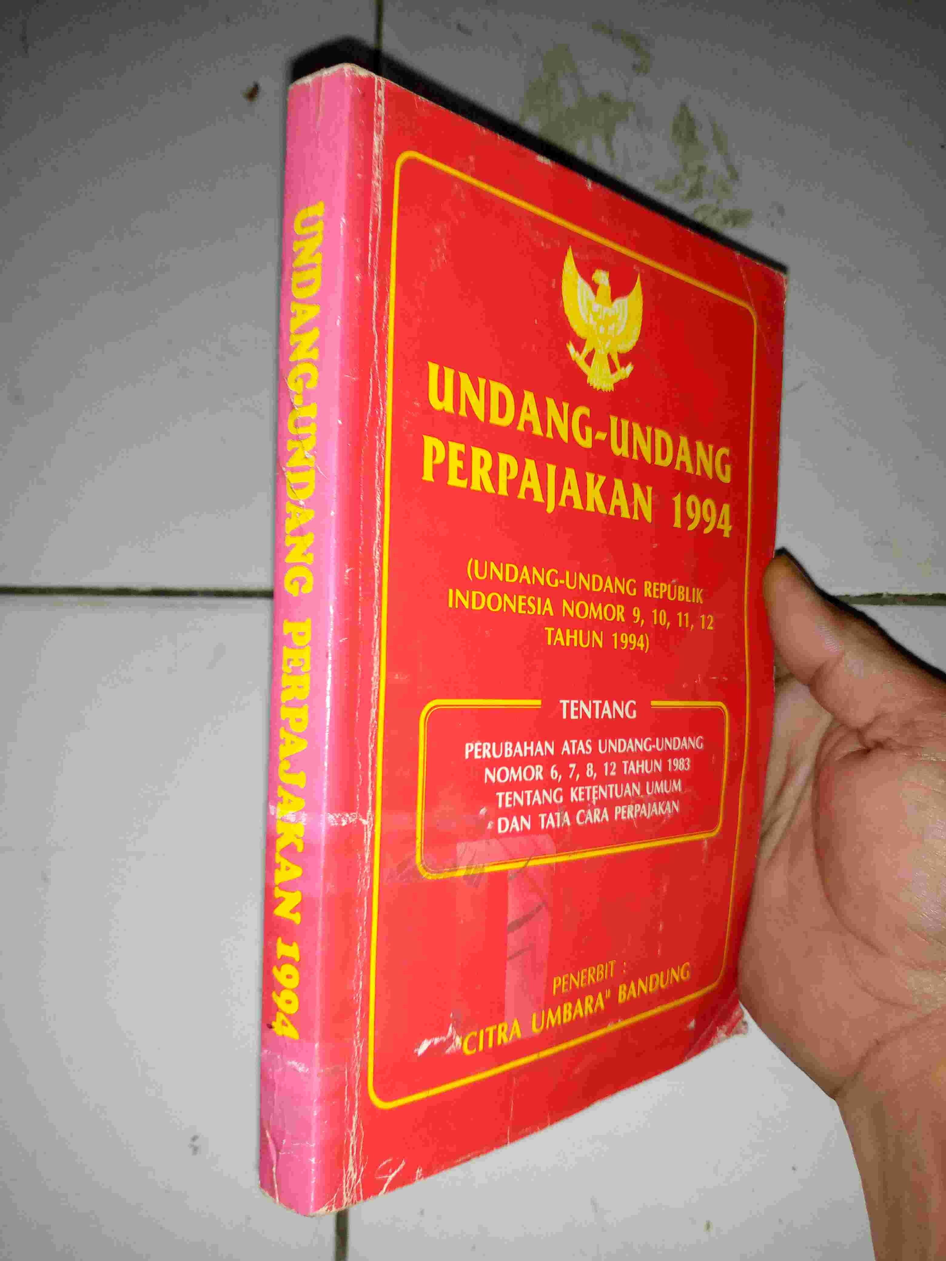 BUKU UNDANG - UNDANG PERPAJAKAN 1994 Tentang Ketentuan Umum dan Tata Cara Perpajakan Penerbit CITRA UMBARA BANDUNG Tahun 1995