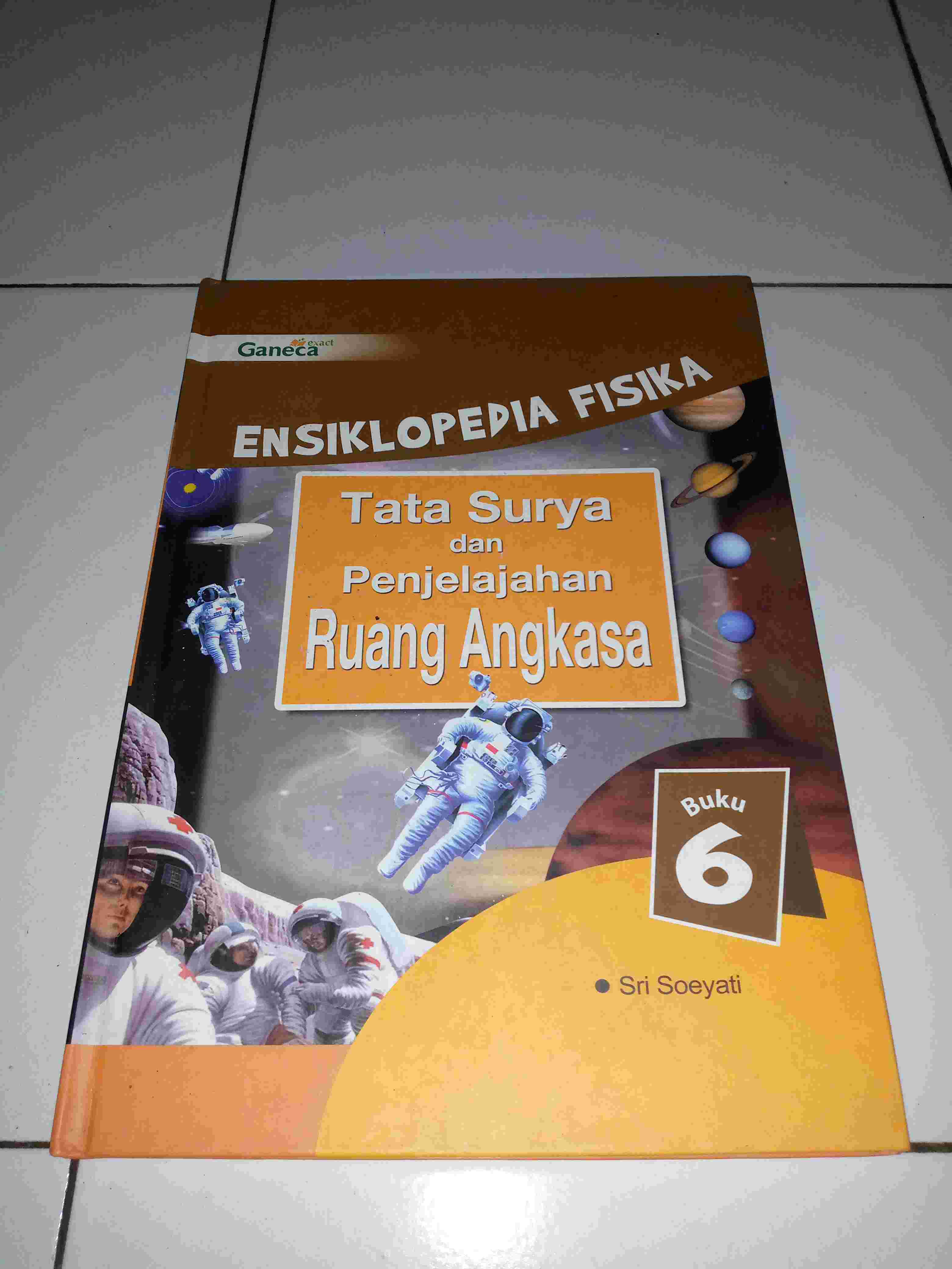 Buku 6 - ENSIKLOPEDIA FISIKA Tata Surya dan Penjelajahan Ruang Angkasa Oleh Drs Sri Soeyati Terbitan GANECA EXACT Tahun 2007 HARD COVER