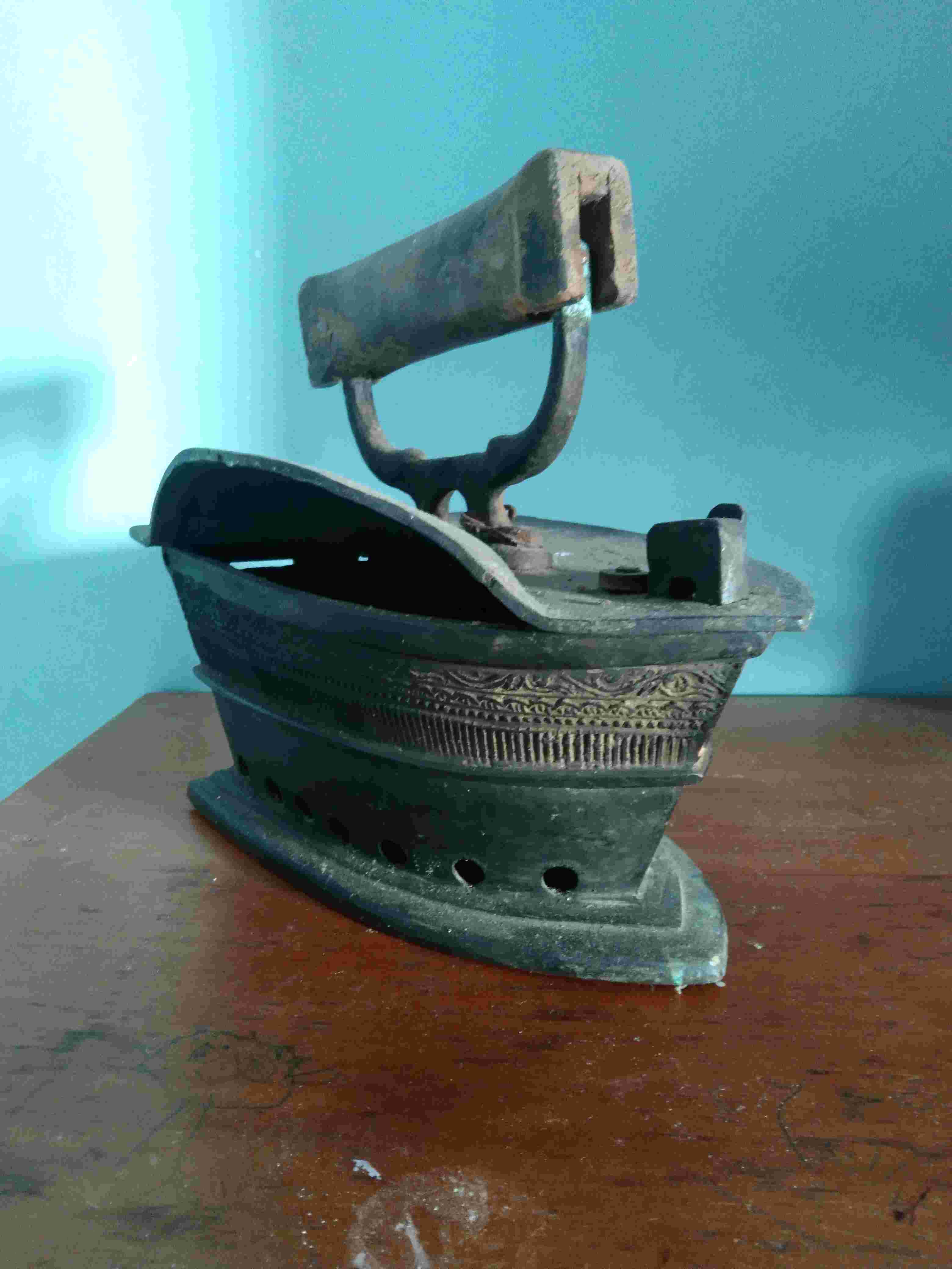 Setrika Kuningan Antik