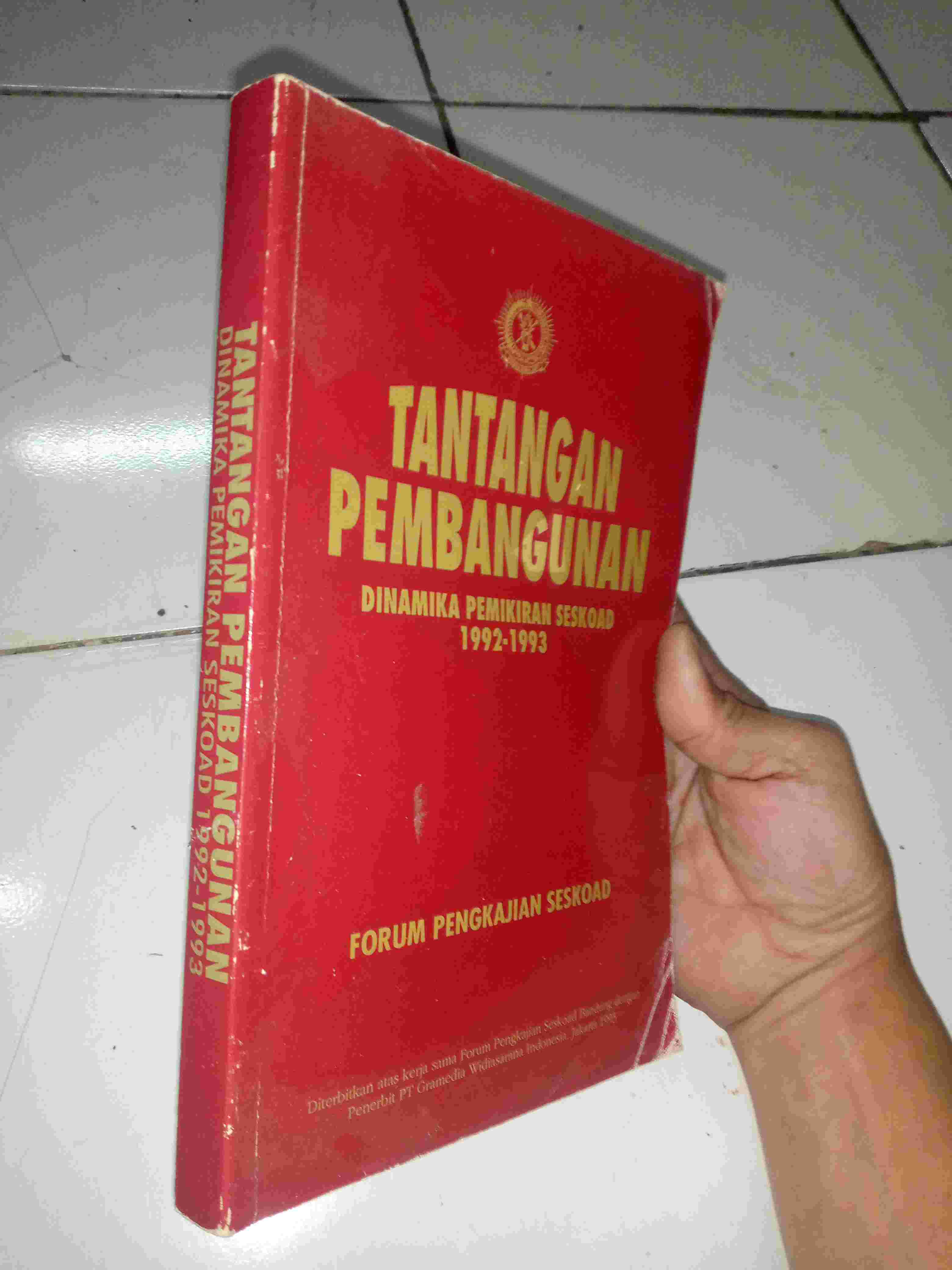 Buku TANTANGAN PEMBANGUNAN Dinamika Pemikiran SESKOAD 1992 - 1993 Kata Pengantar Letjen TNI Wismoyo Arismunandar Penerbit Forum Pengkajian Seskoad