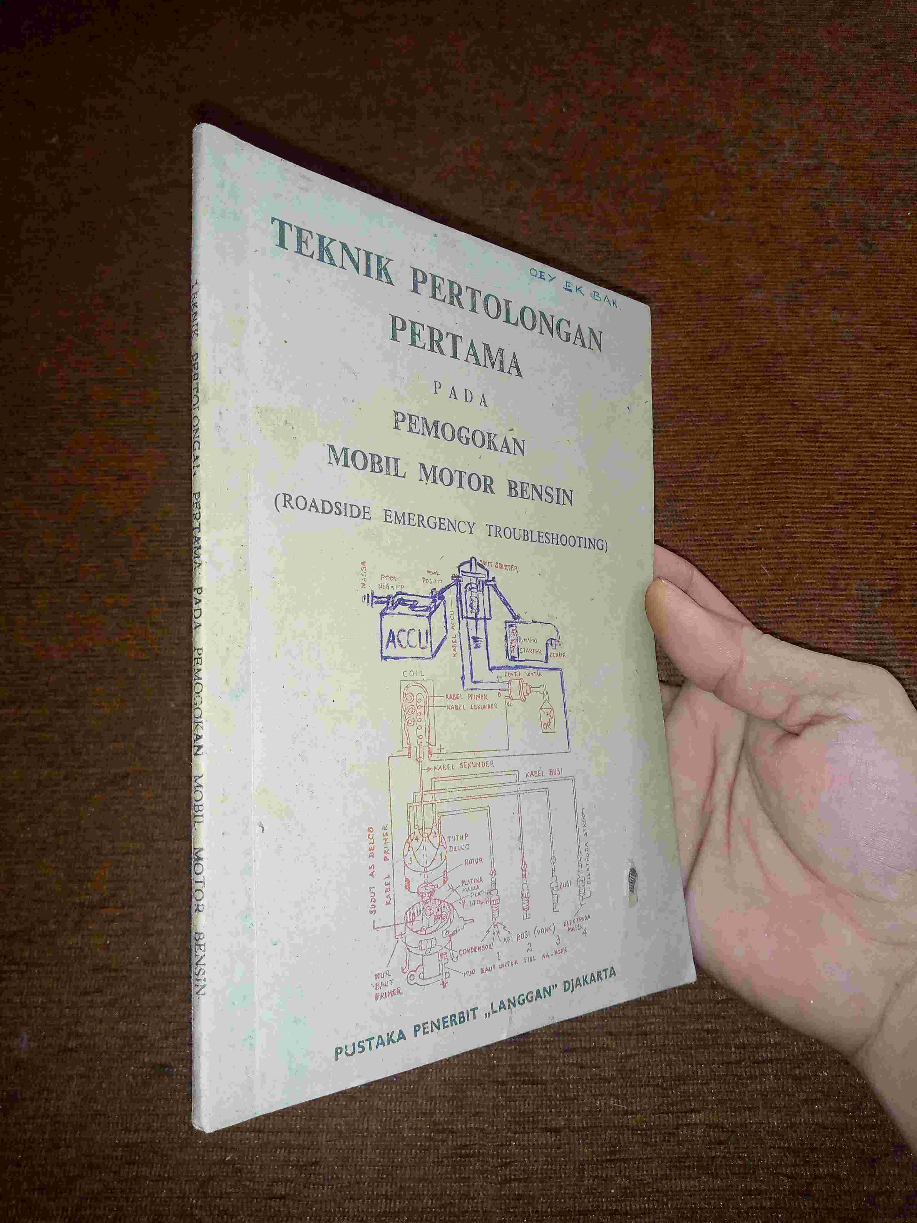 Buku Tua 1966 TEKNIK PERTOLONGAN PERTAMA Pada PEMOGOKAN MOBIL MOTOR BENSIN Oleh Tjipta Setyabudi Penerbit LANGGAN DJAKARTA