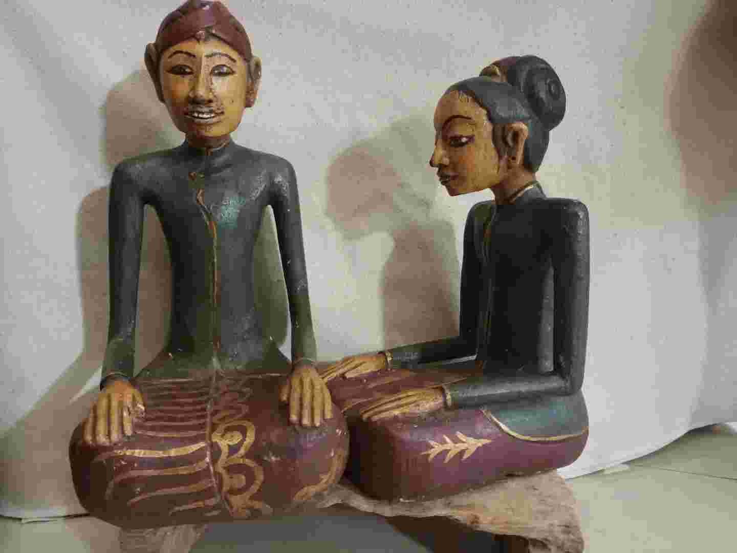 A Pair of Loroblonyo