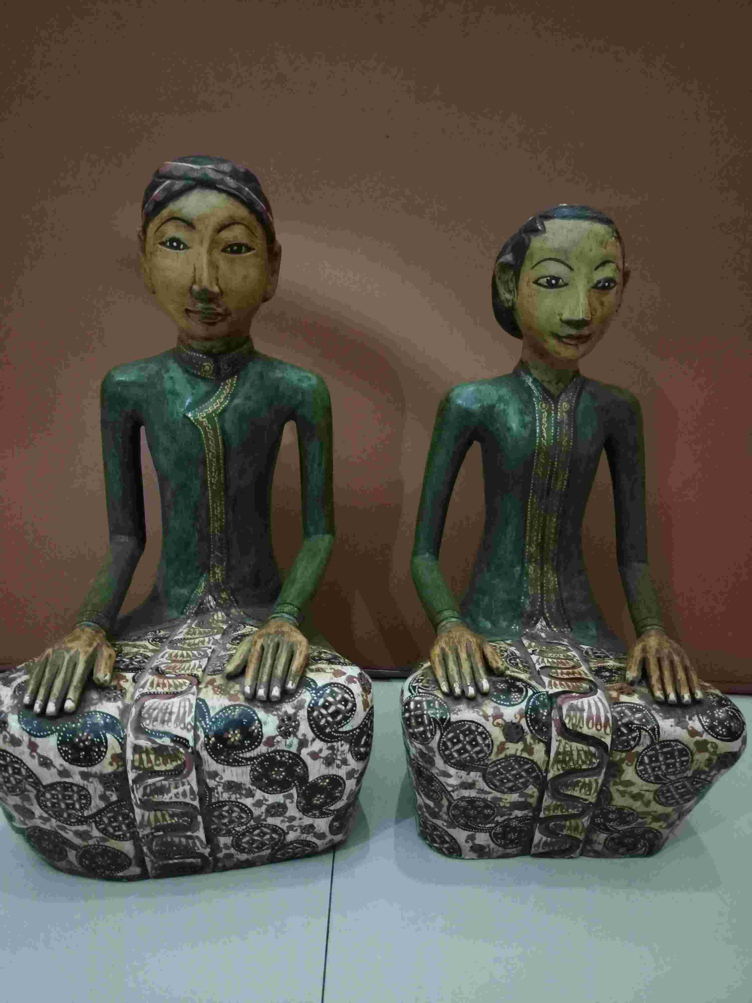 A rare pair of Loroblonyo