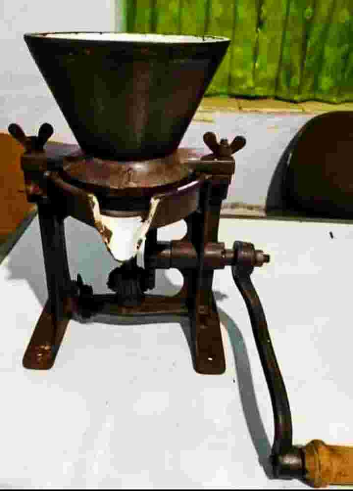 Gilingan kopi antik