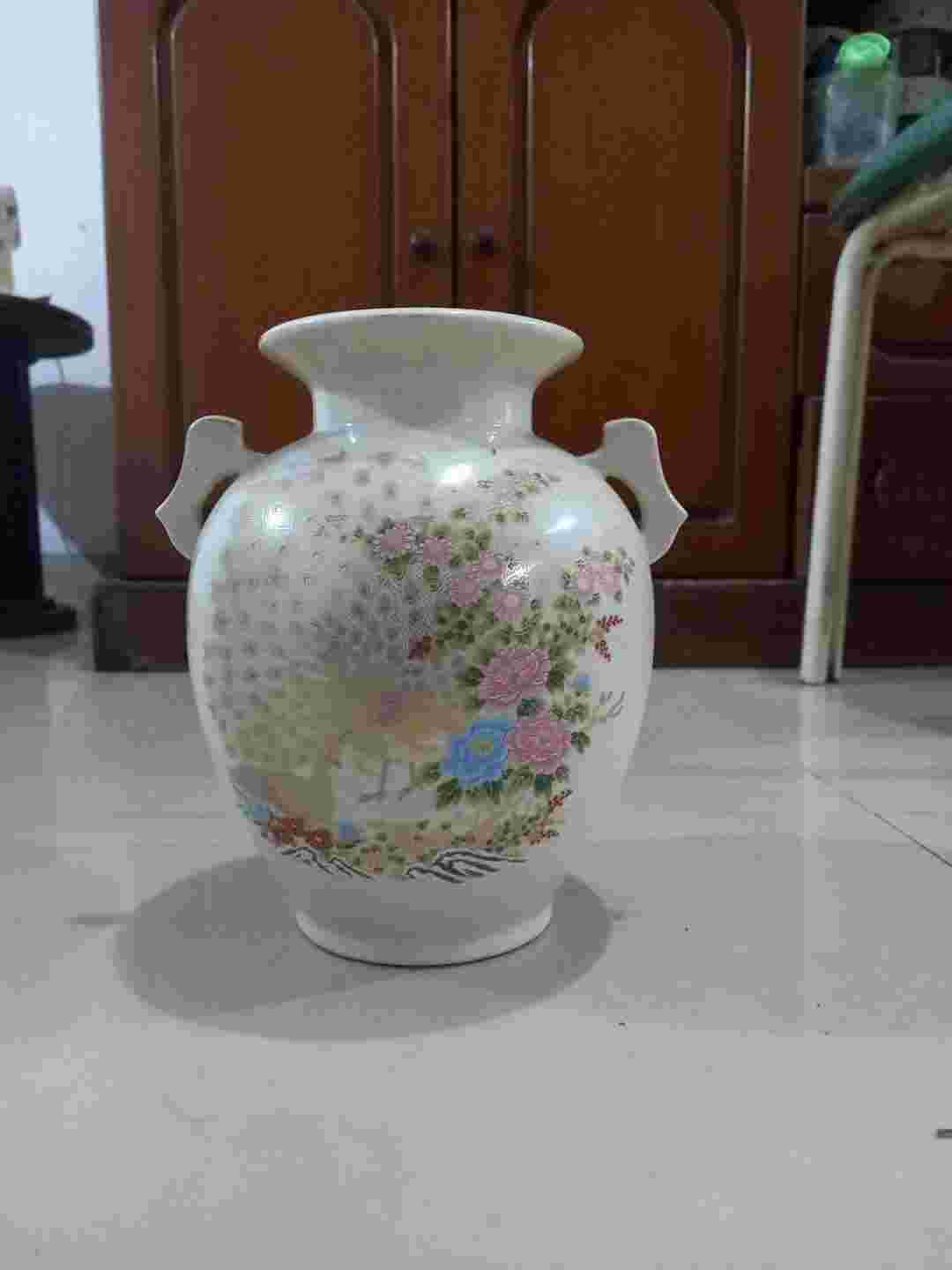 Guci warna putih susu