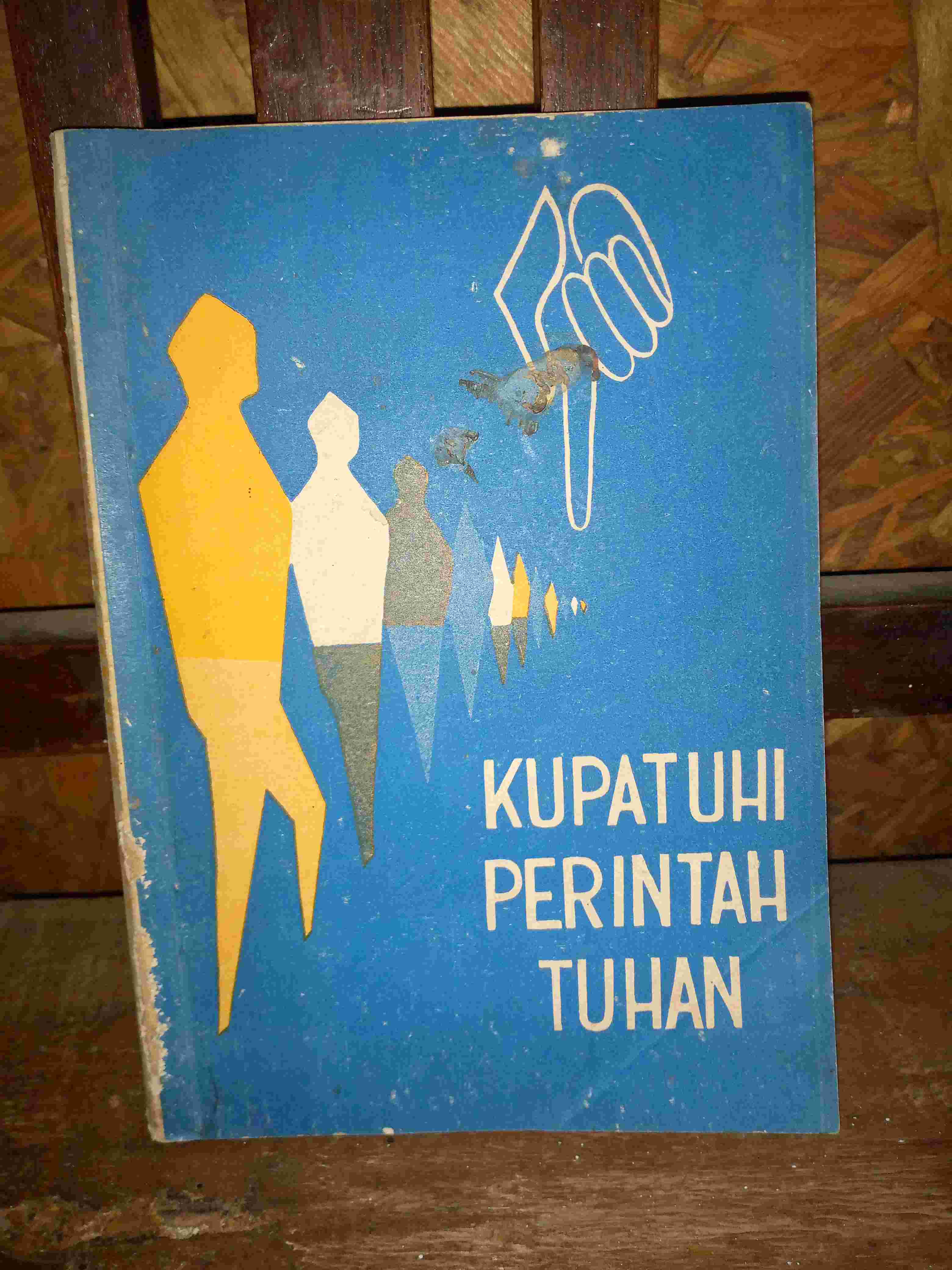 Buku Tua Rohani KUPATUHI PERINTAH TUHANOleh Nj A D Susilaradeya - SumaknoTerbitan Badan Penerbit Kristen Kwitang 22 DjakartaTahun 1965