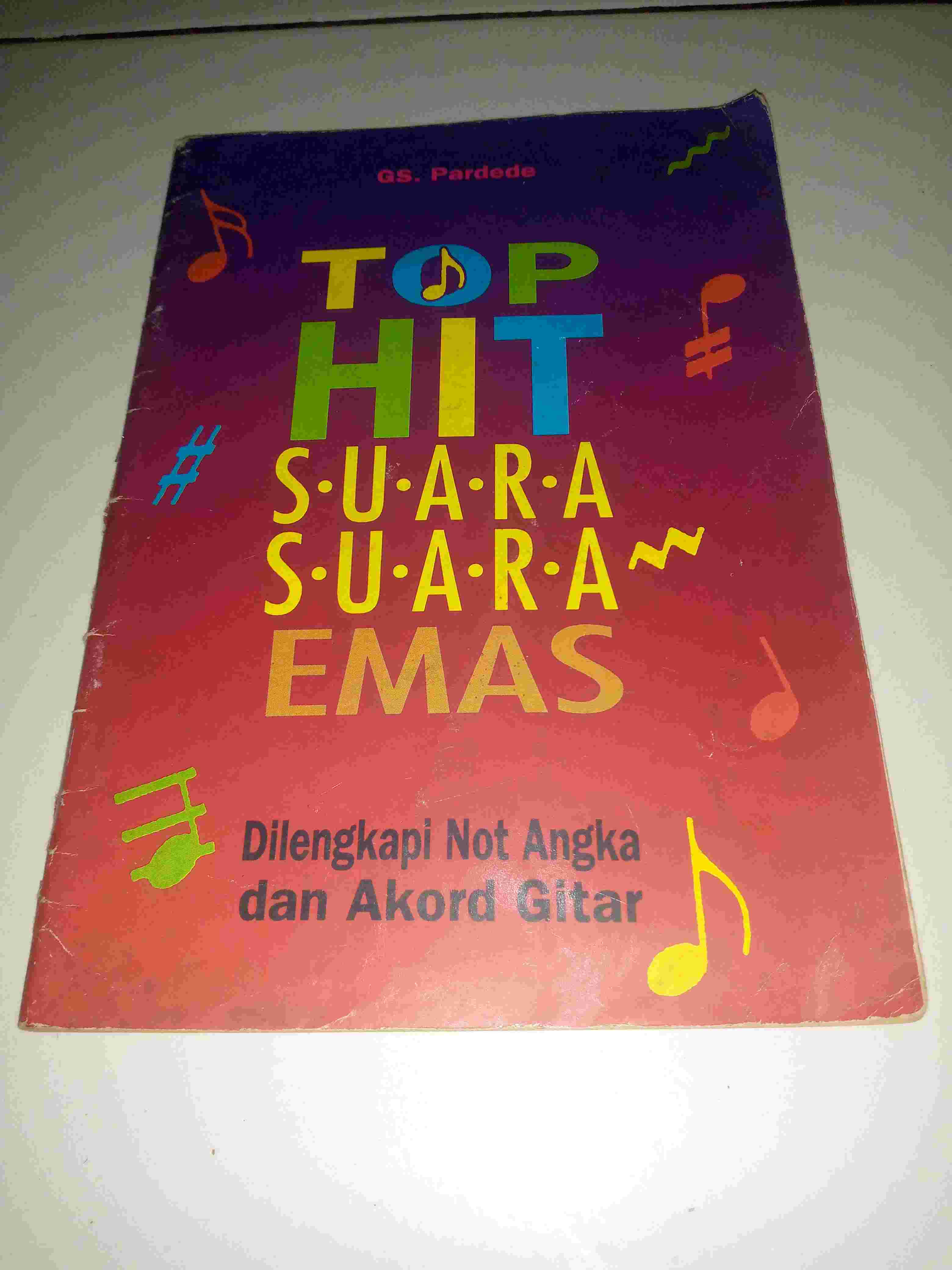 Buku TOP HIT - SUARA SUARA EMAS - Dilengkapi Not Angka dan Akorf GitarOleh G S PardedePenerbit TITIK TERANG JakartaTahun 1995