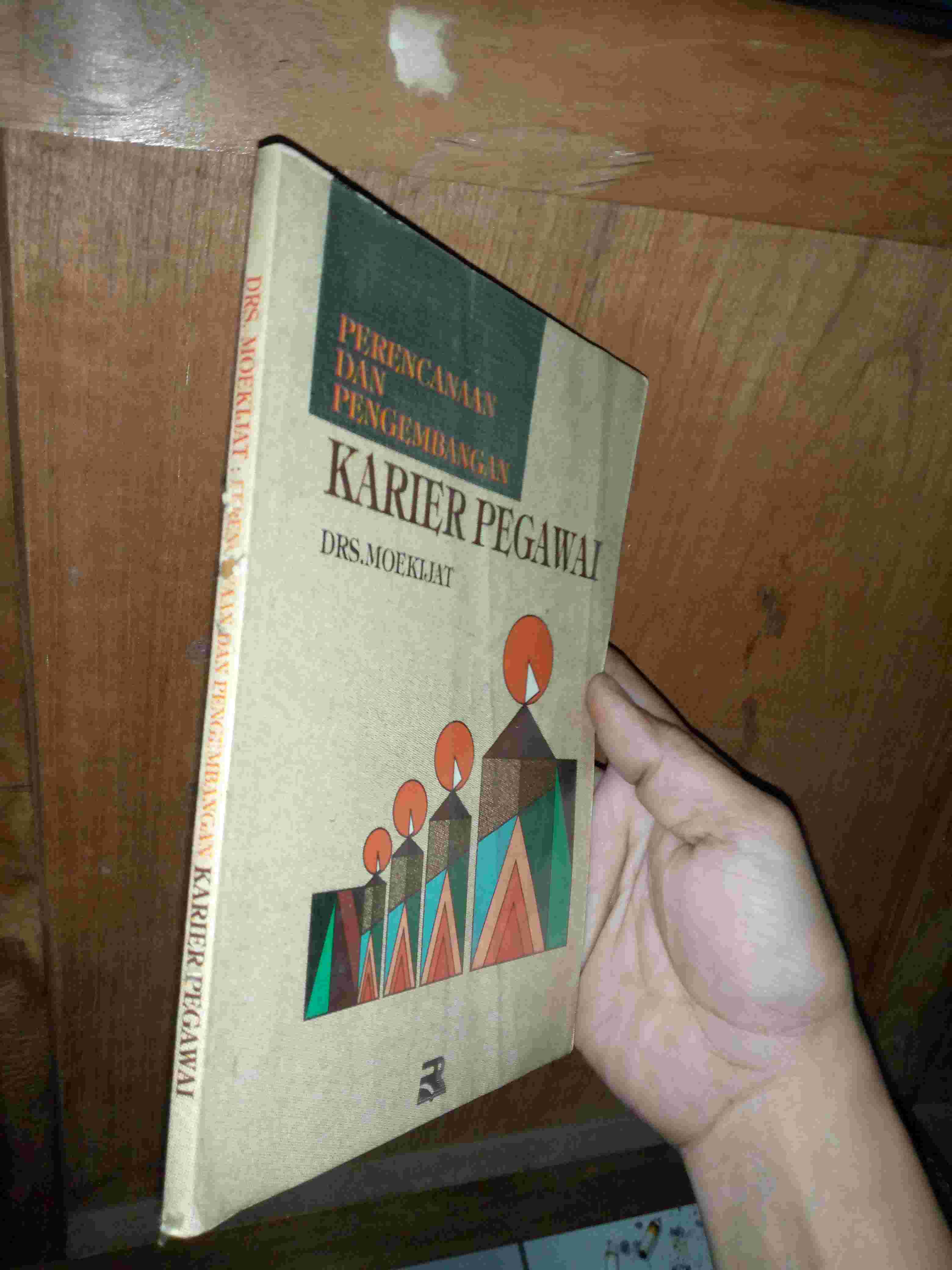 Buku Perencanaan dan Perkembangan KARIER PEGAWAIOleh Drs MoekijatTerbitan PT Remaja Rosdakarya BandungTahun 1995
