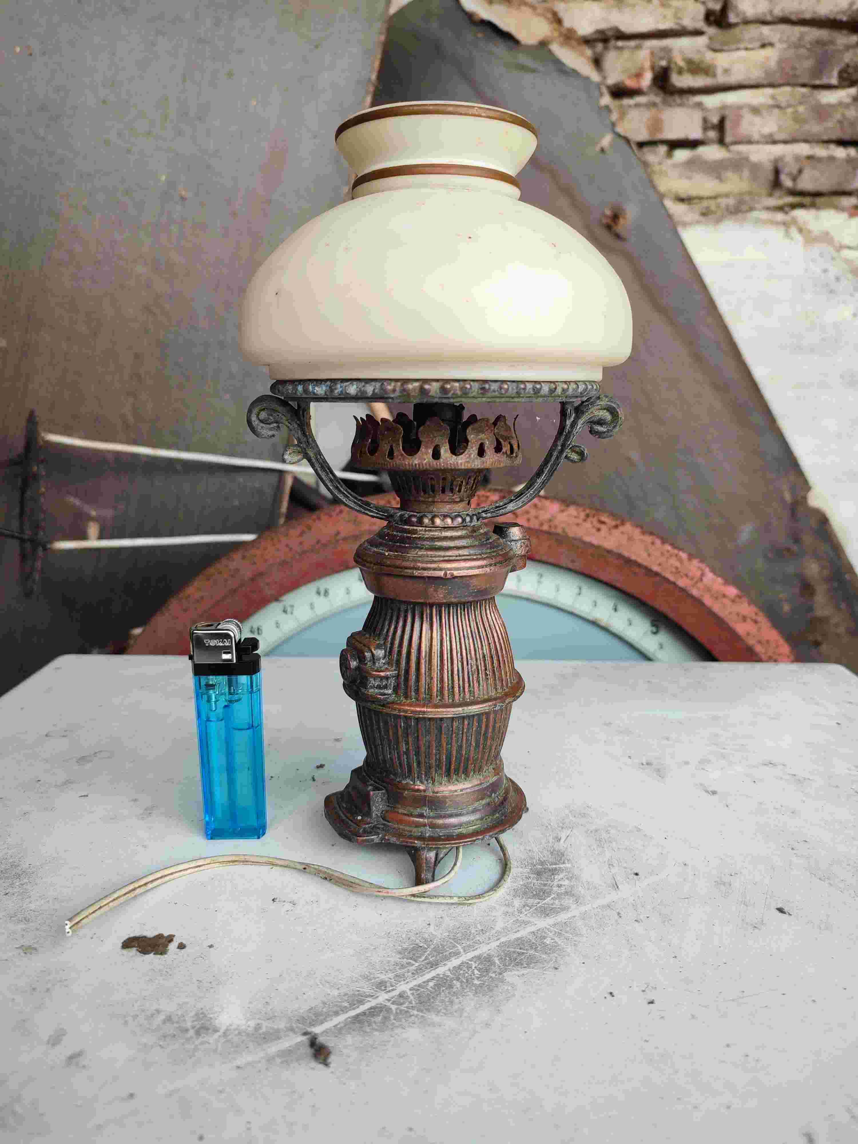 Lampu meja hias bahan tembaga