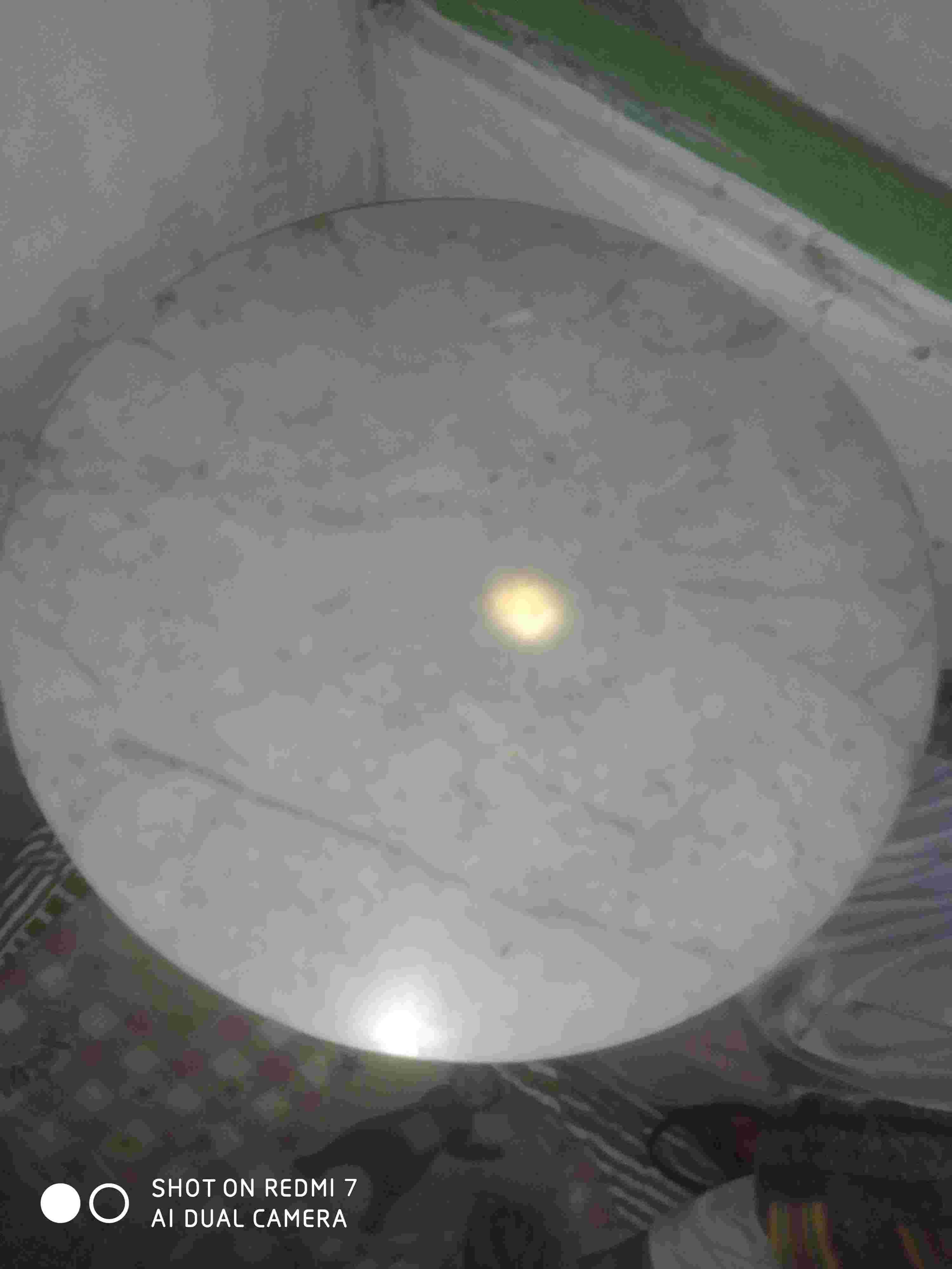 Meja antik tembus cahaya