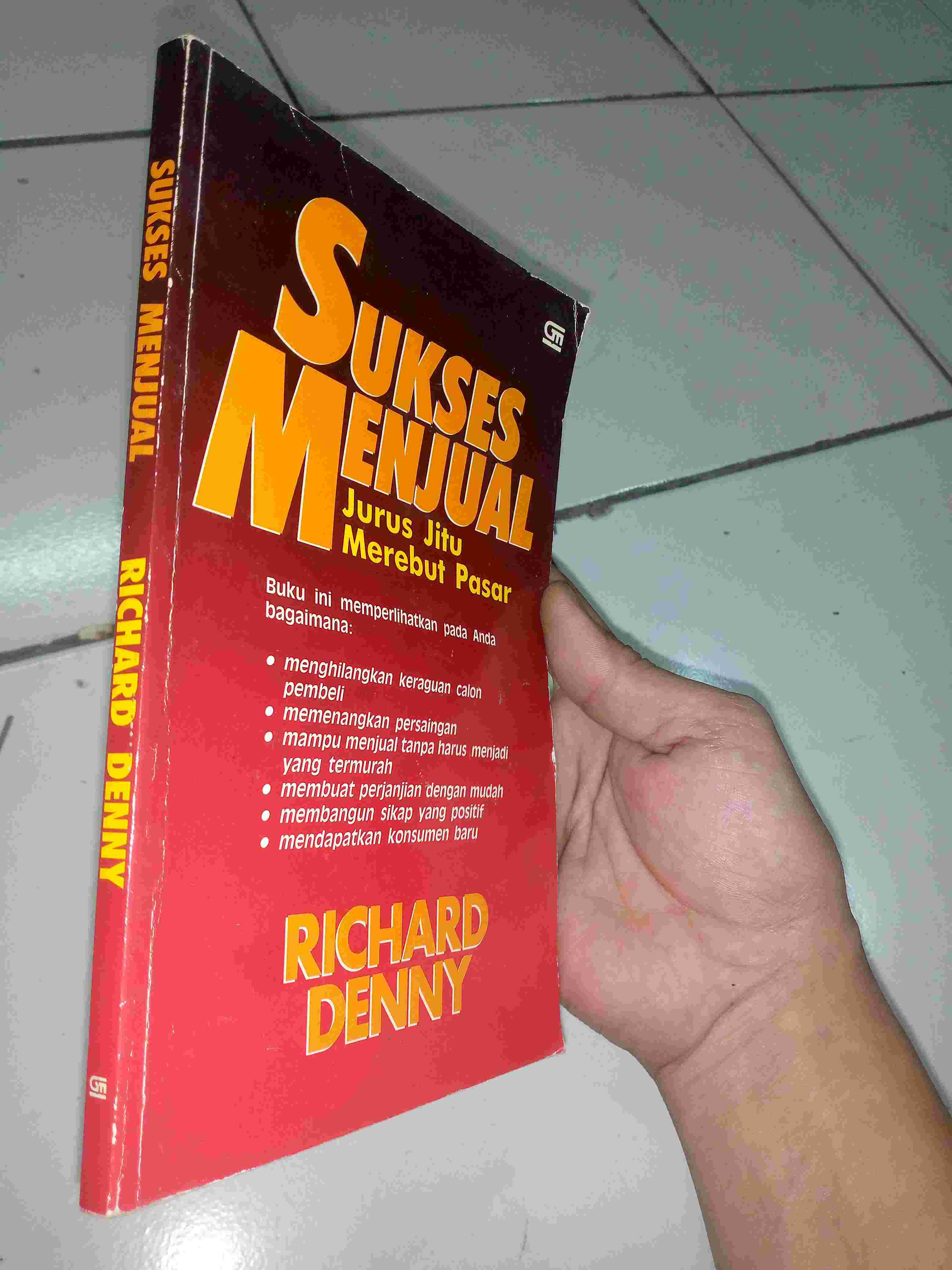 Buku SUKSES MENJUAL MEREBUT PASAR Oleh Richard Denny Penerbit PT Gramedia Tahun 1992