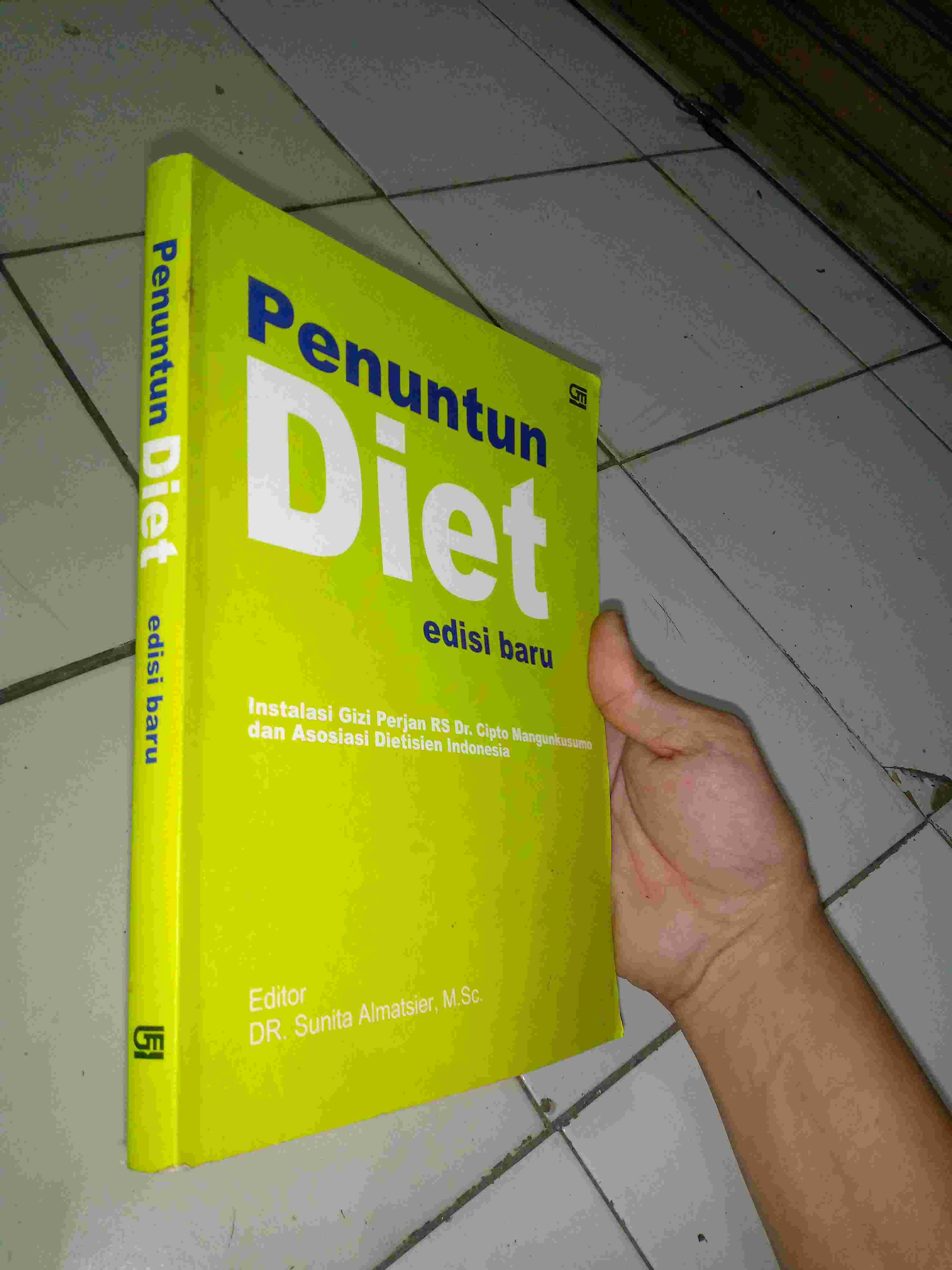 Buku PENUNTUN DIET - Editor DR Sunita Almmatsier MSc - Penerbit GRAMEDIA - Tahun 2005