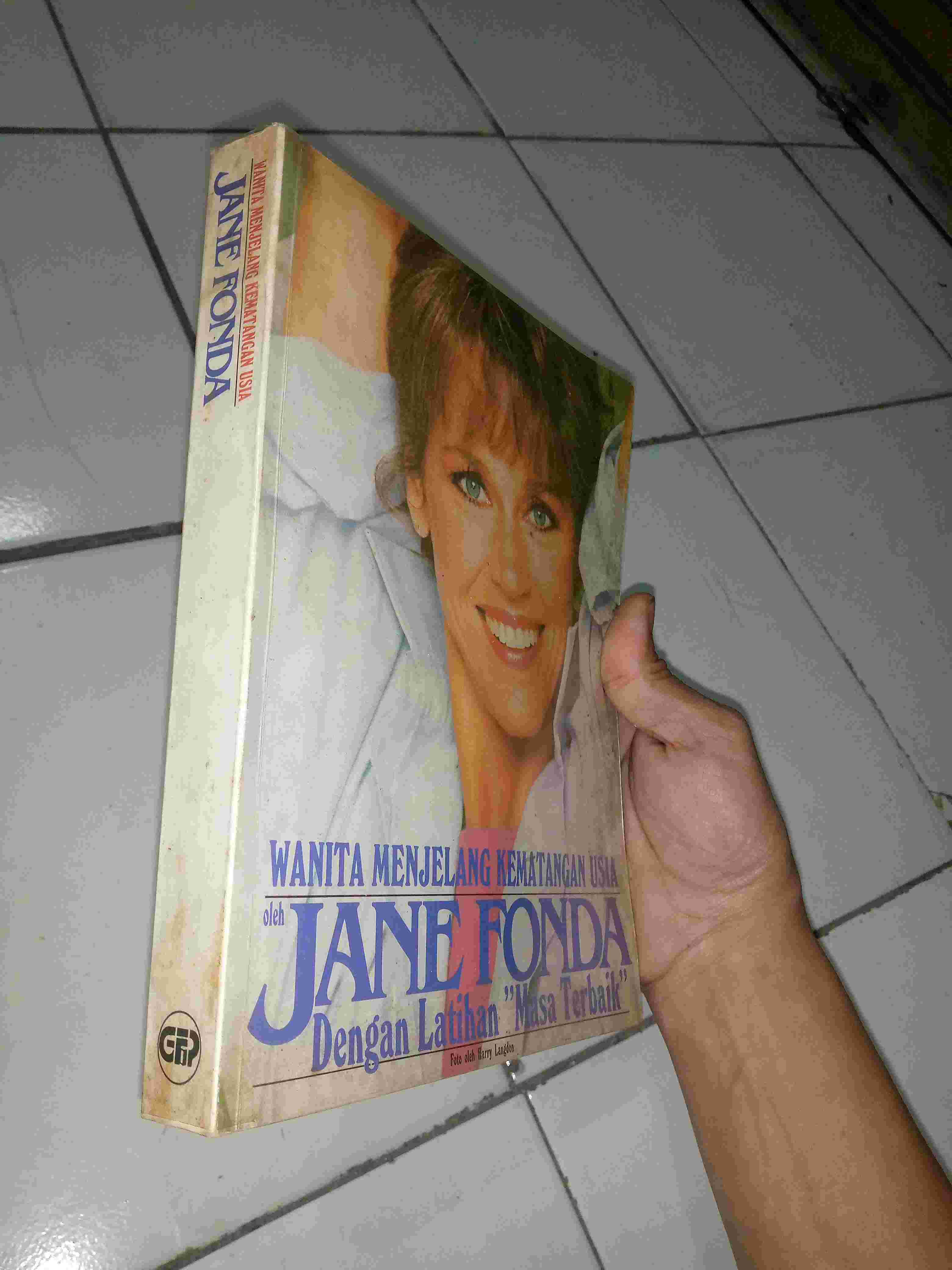 Buku 1988 - WANITA MENJELANG KEMATANGAN USIA - Dengan Latihan "Masa Terbaik" Oleh Jane Fonda + Penerbit Gaya Favorit Press Jakarta Cetakan Pertama