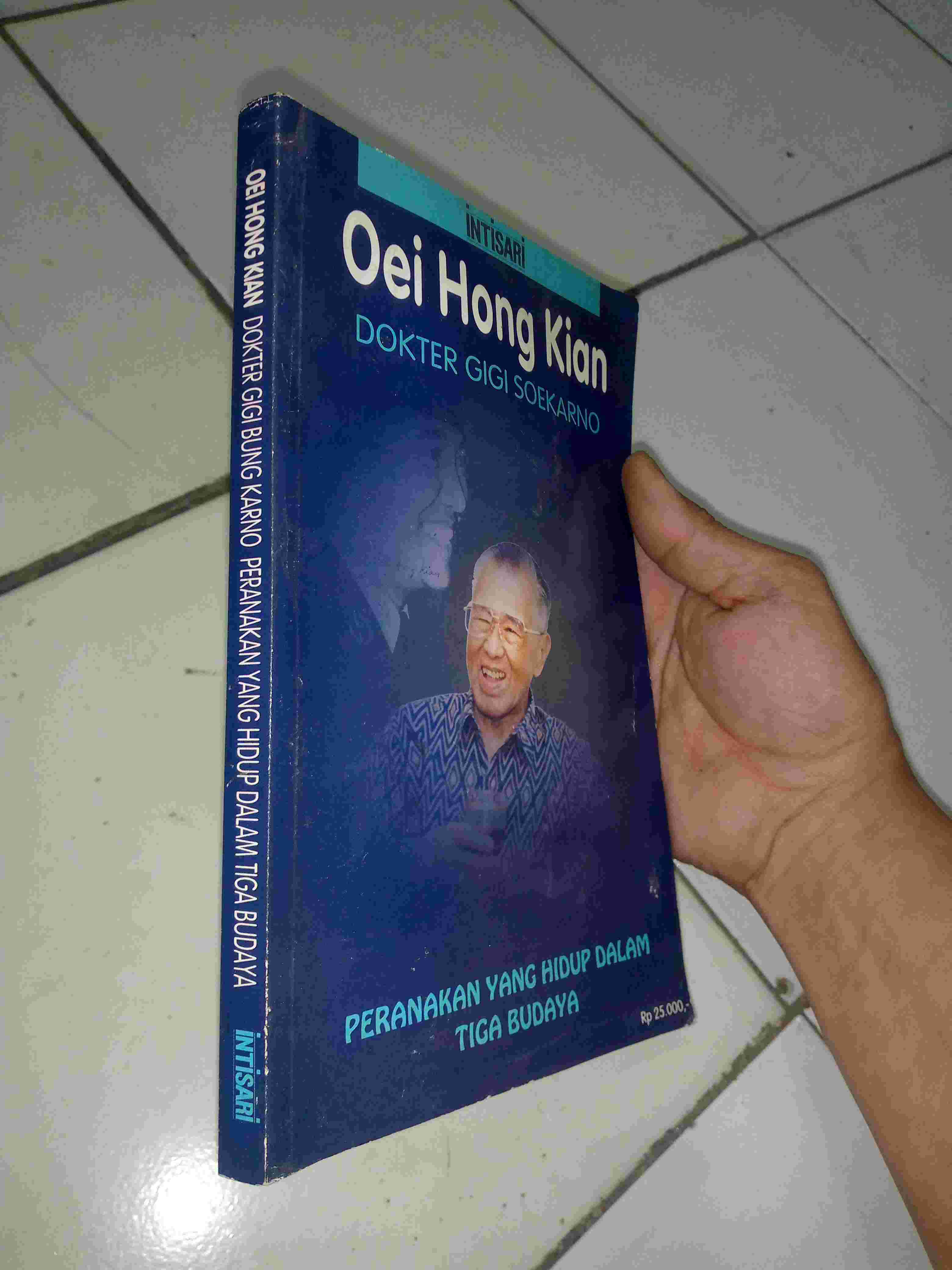 Buku OEI HONG KIAN - DOKTER GIGI SOEKARNO - PERANAKAN YANG HIDUP DALAM TIGA BUDAYA - Terbitan PT Intisari Mediatama - Cetakan Pertama - 2001