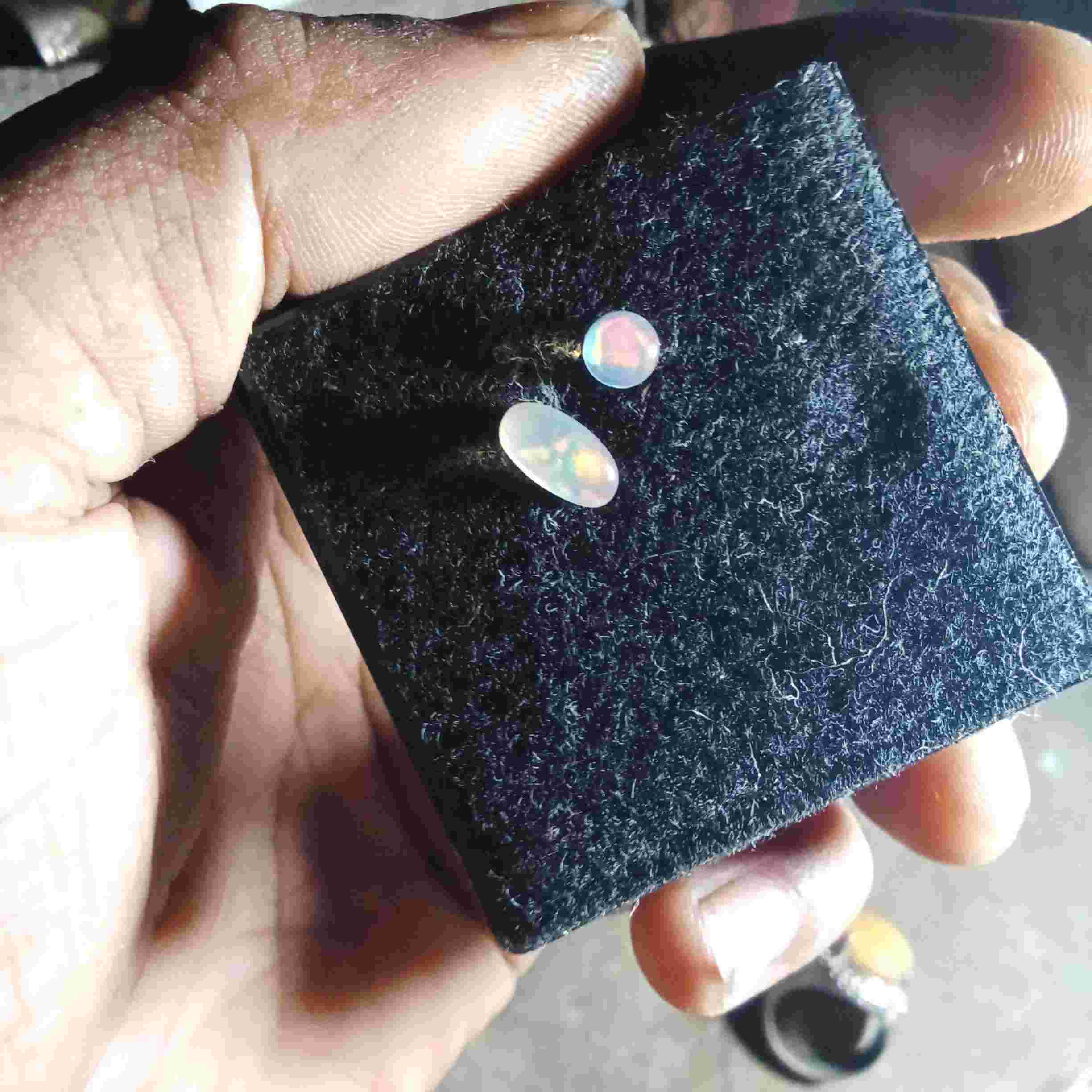 Batu Mustika Aura Bulan Sepasang Jalur Aura Kharismatik Pemikat