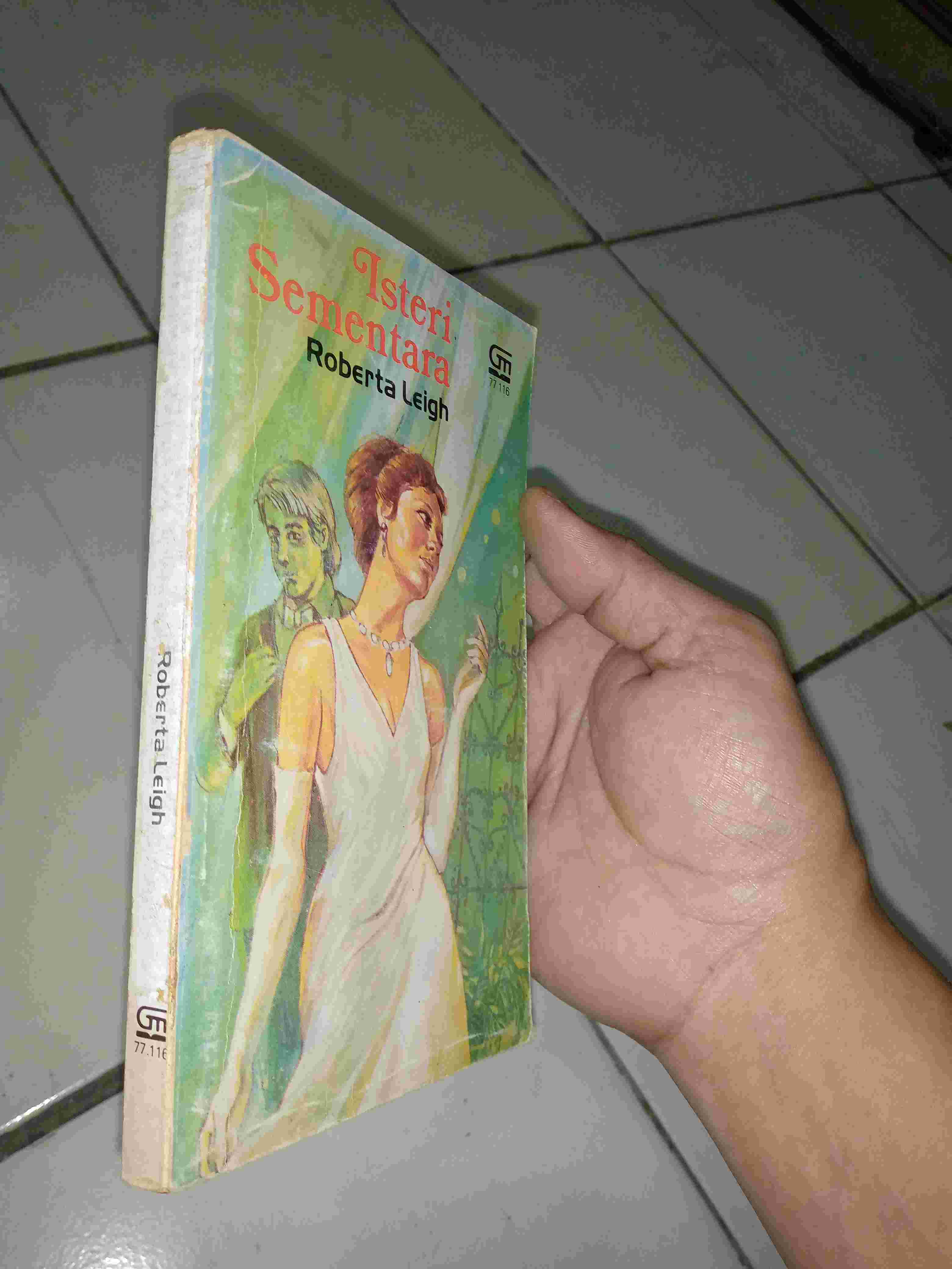 Novel 1977 - ISTERI SEMENTARA - Oleh Roberta Leigh - Penerbit GRAMEDIA