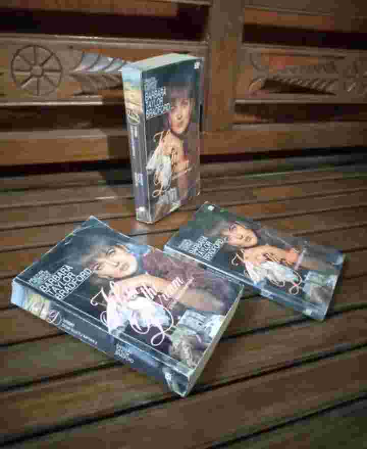 Paket 3 Novel BARBARA TAYLOR BRADFORD - Hold The Dream - Demi Suatu Impian 1, 2 & 3