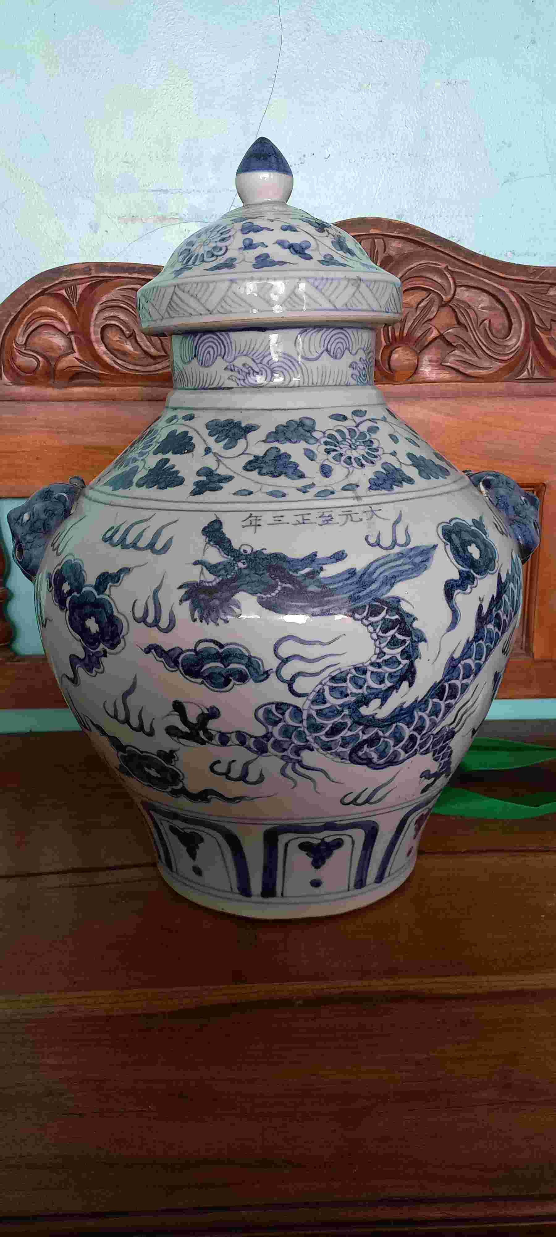 Guci naga kepala singa tutup