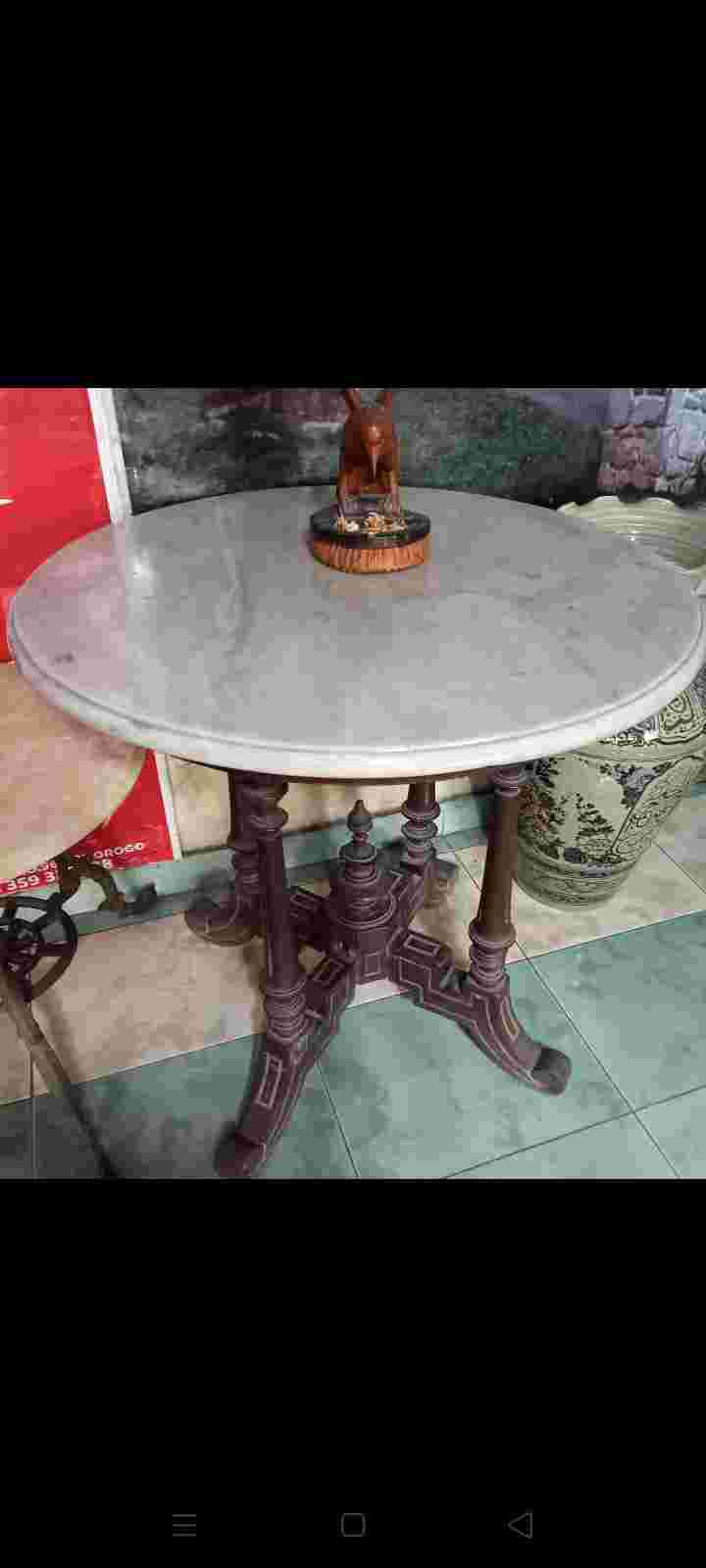 Meja Marmer Kuno Tembus Cahaya