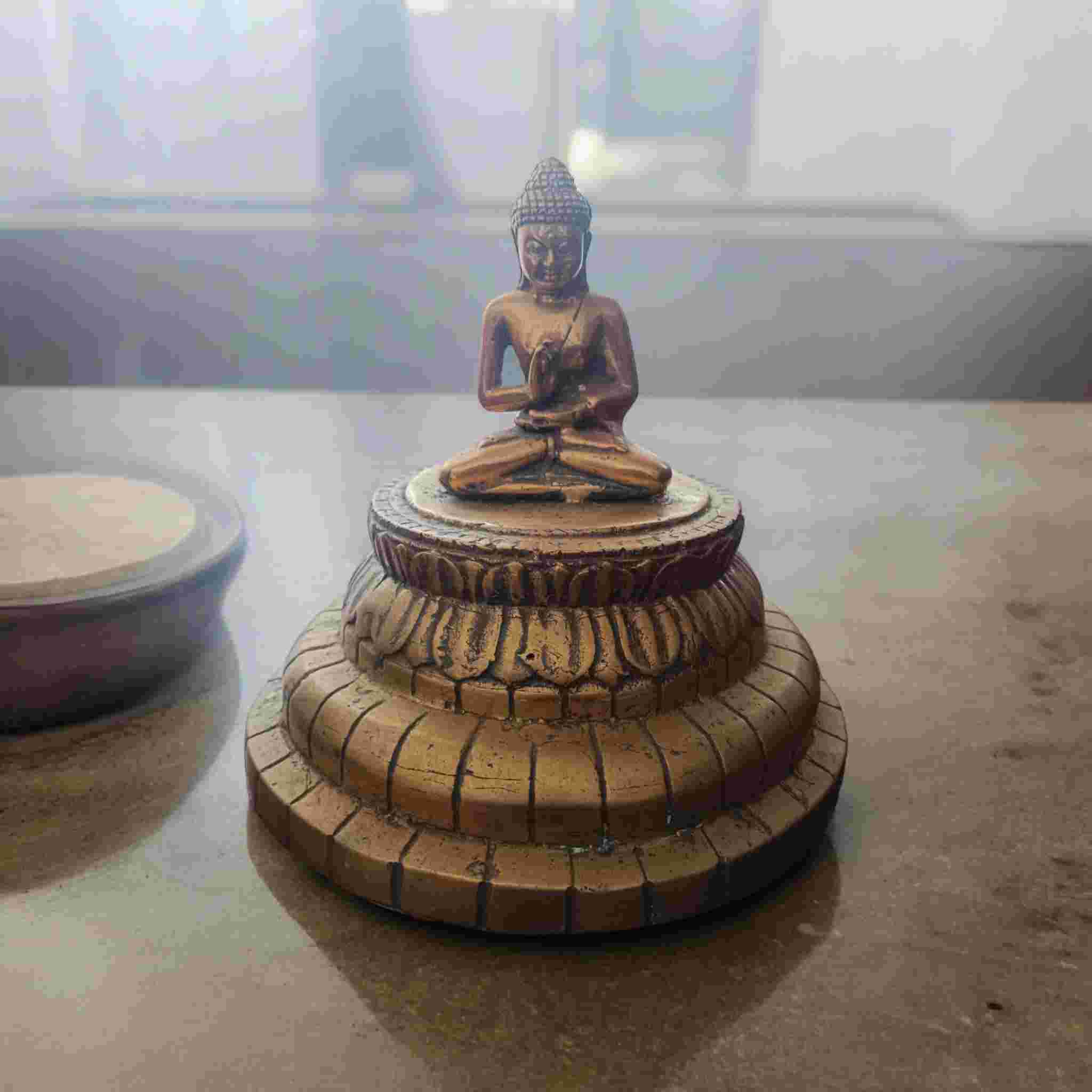 Patung Budha duduk lengkap dengan stupa