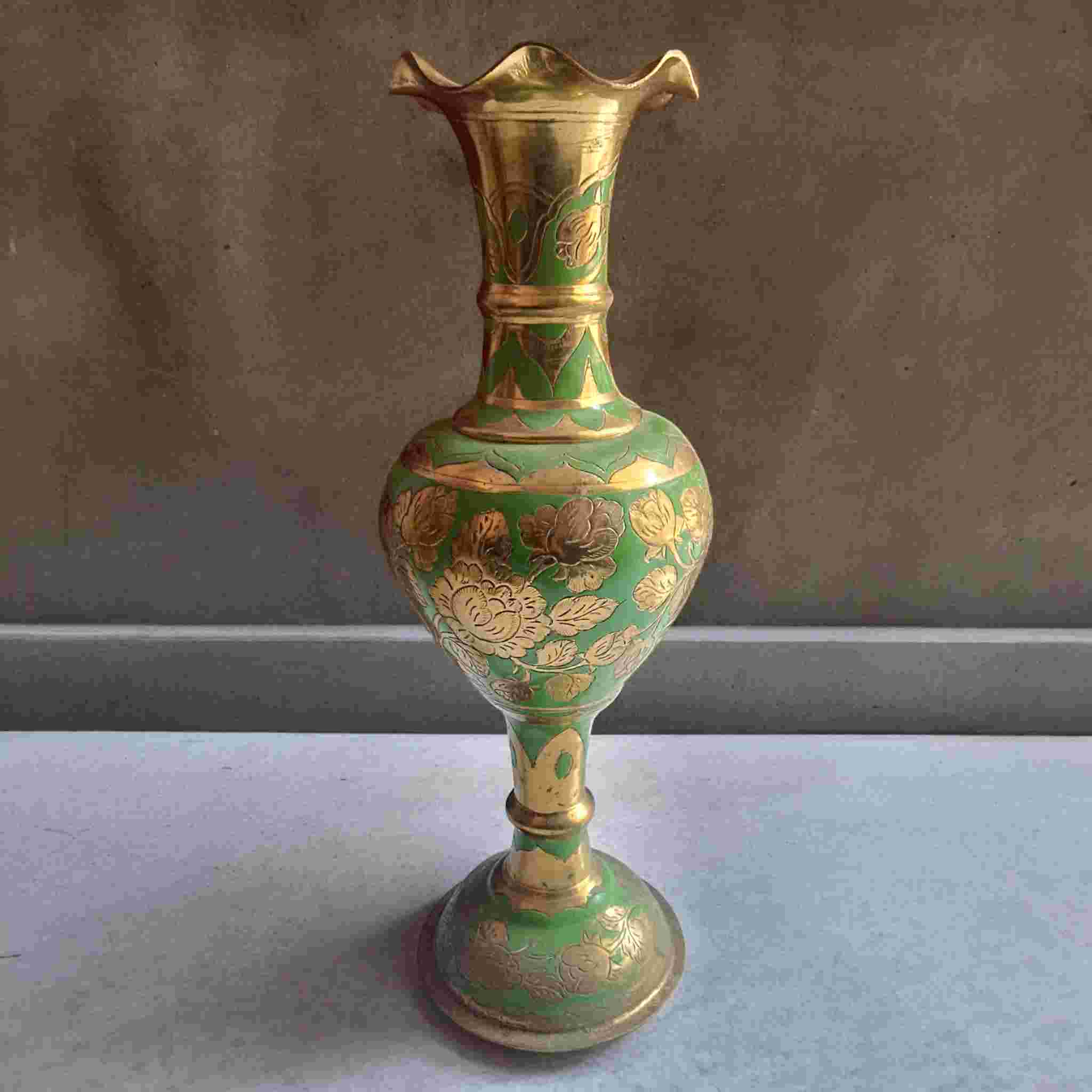 Vas Antik Kuningan India