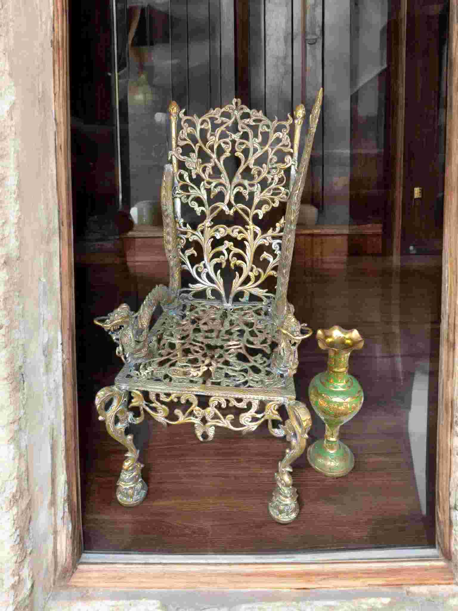 Kursi Antik Motif Naga & Vas Bunga Kuningan