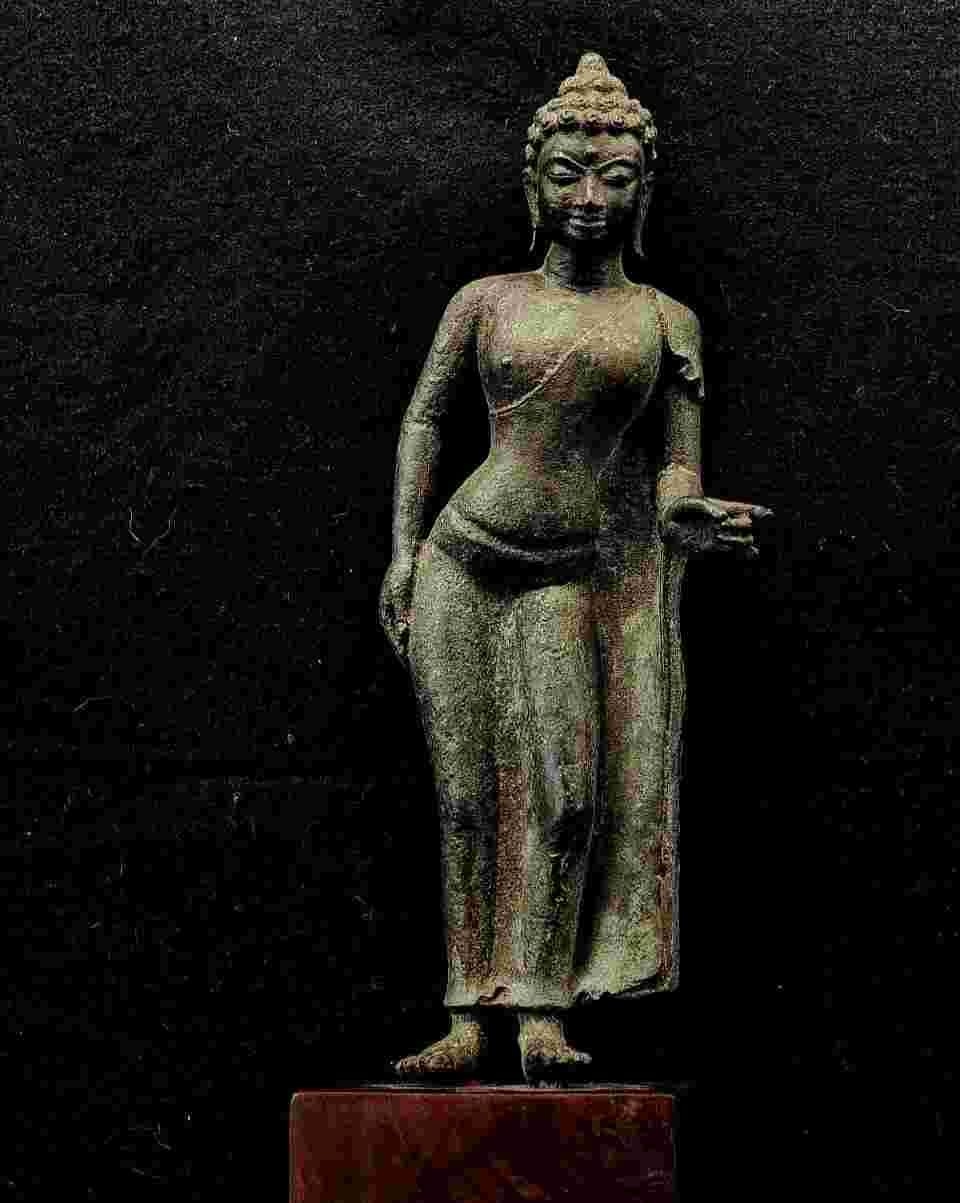 Patung perunggu budha antik kuno