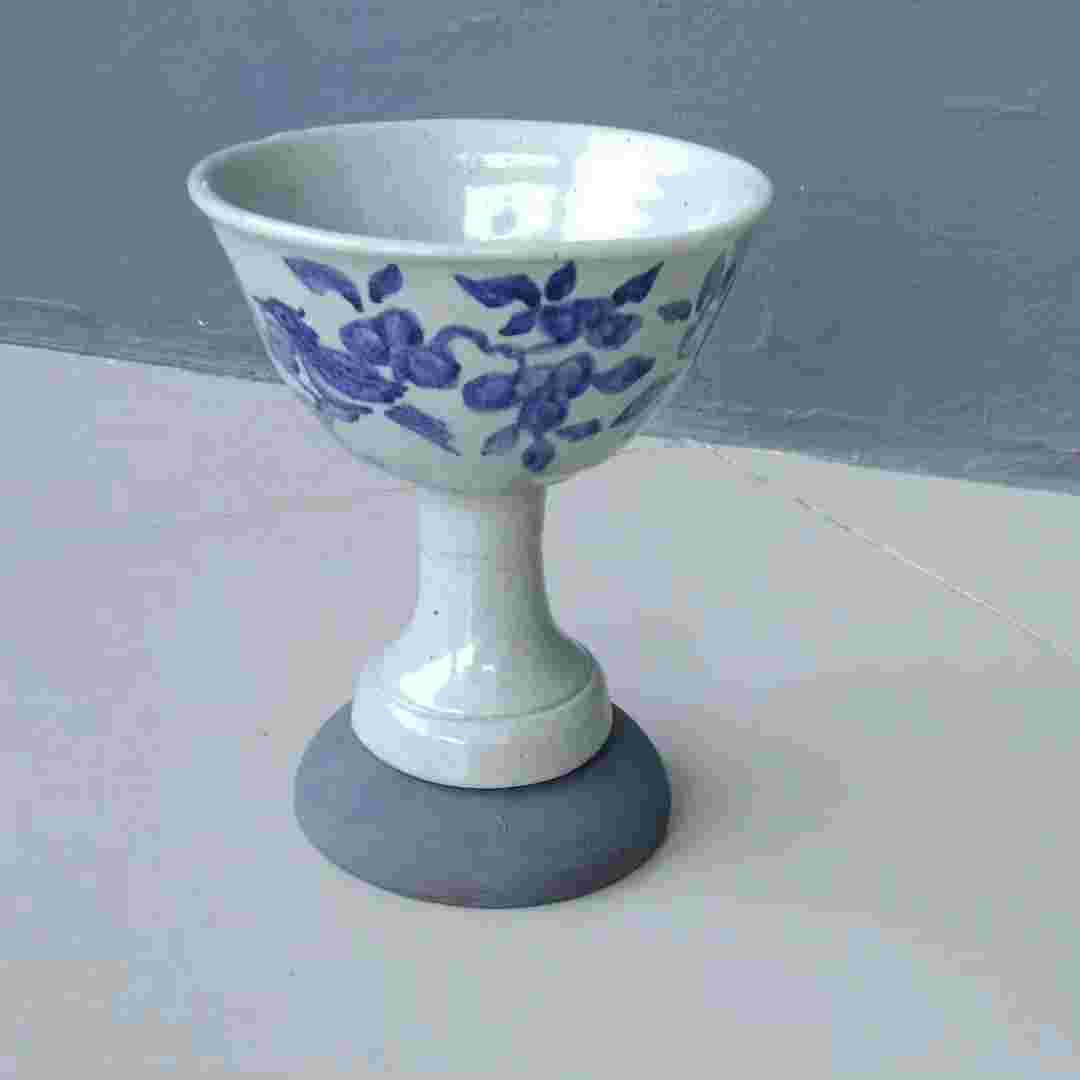 Keramik antik kuno stand cup motif bunga