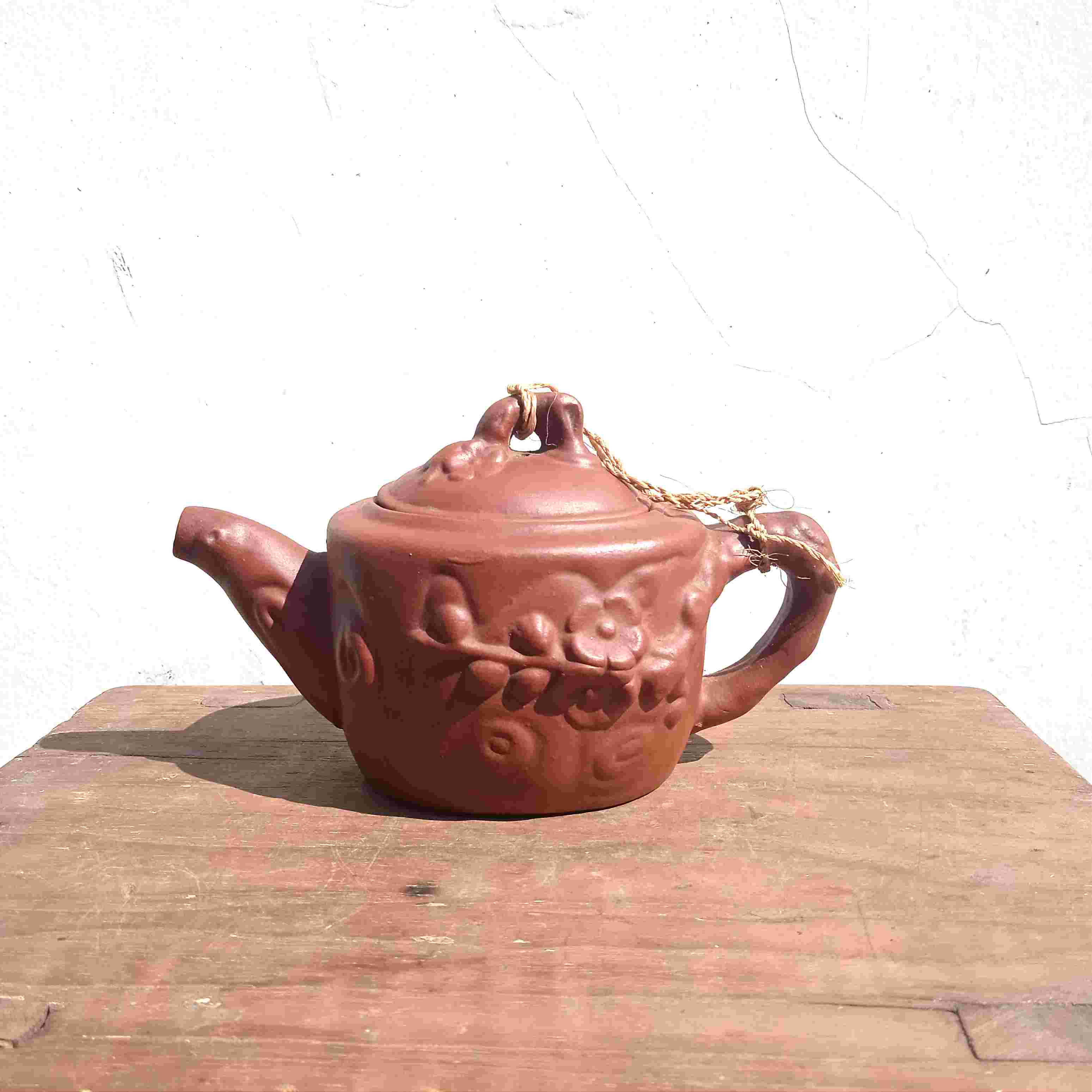 Barang Antik Teko Terakota Yixing Motif Bunga Timbul Utuh Tua