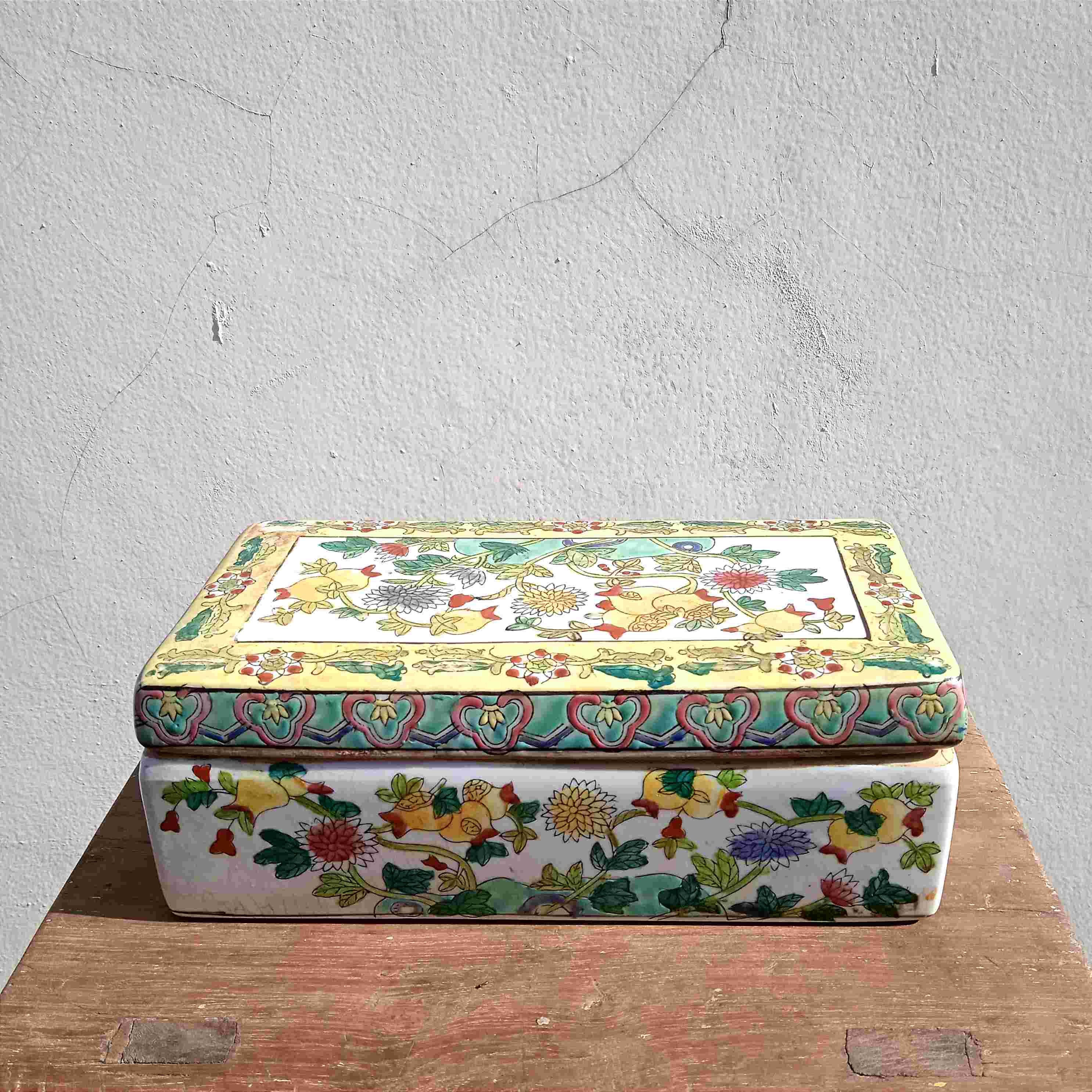 Antik Kotak Perhiasan Porselen Cina Famille Rose Motif Timbul Tua