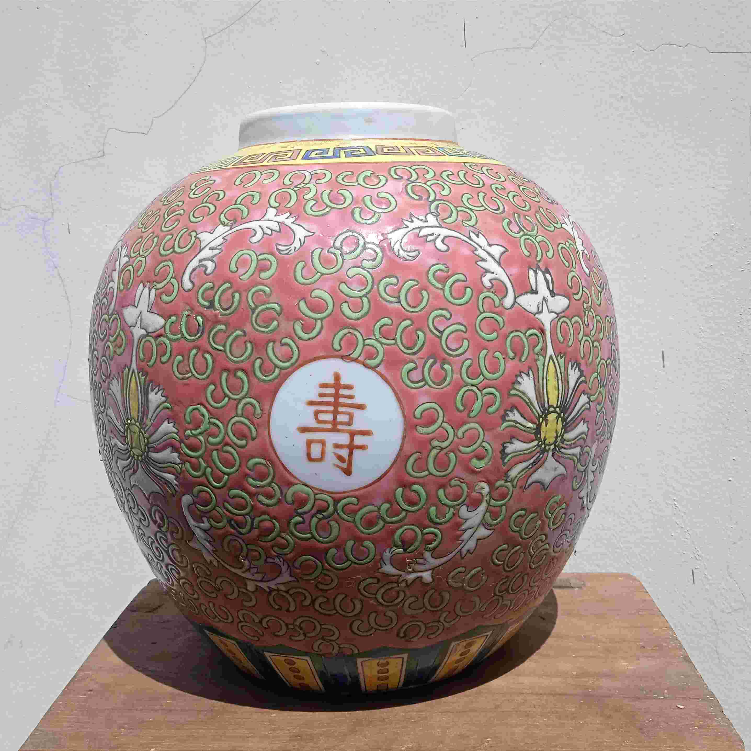Antik Guci Porselen Cina Famille Rose Motif Timbul Utuh Besar