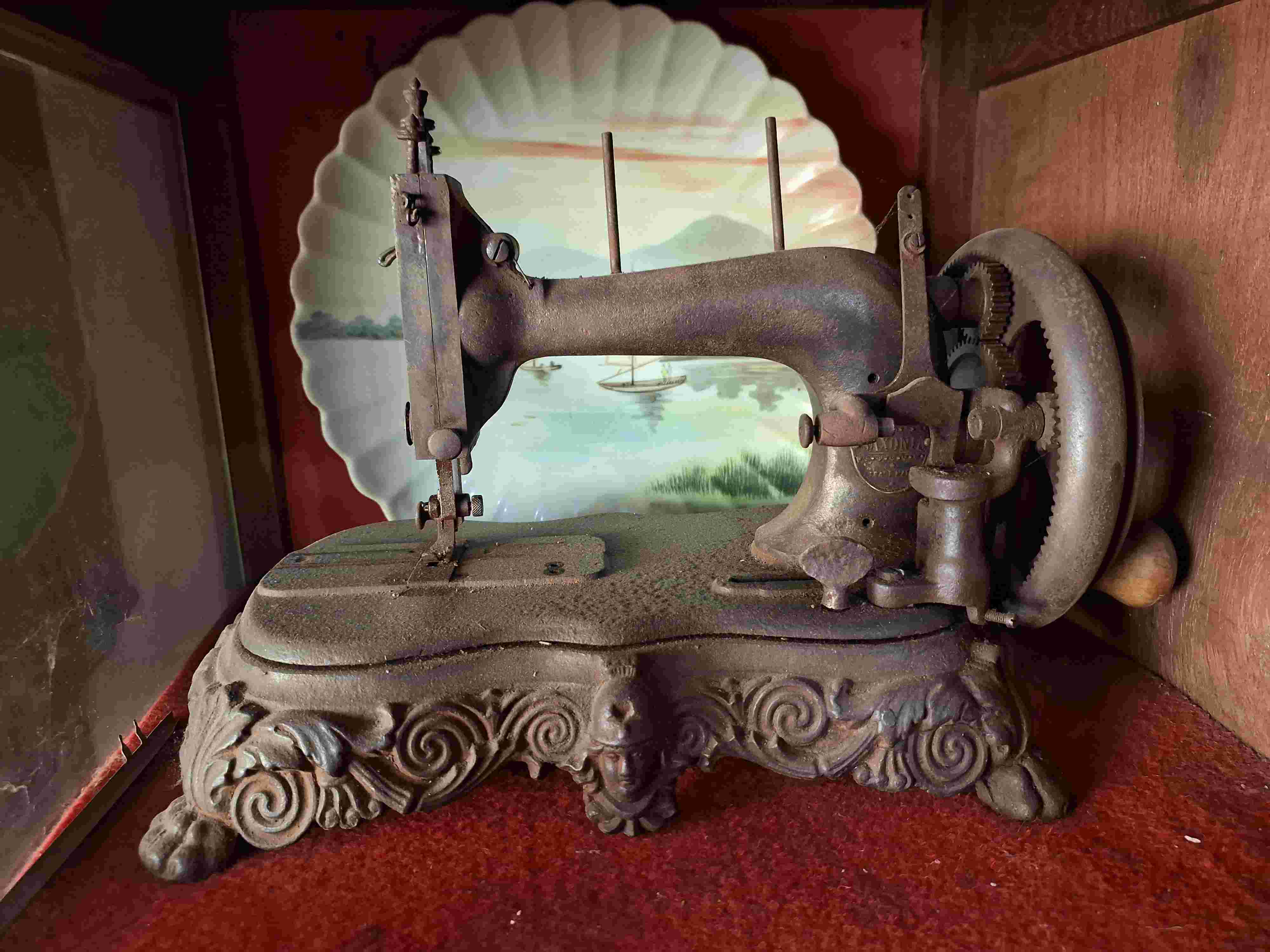 Mesin jahit kolonial portable onthel