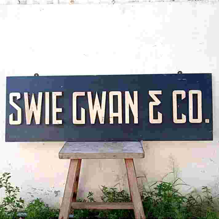 Antik Papan Nama Perusahaan Era Kolonial SWIE GWAN & CO Kayu Jati