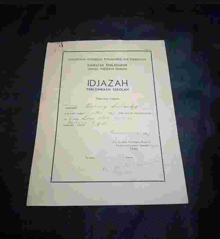 IDJAZAH PERLOMBAAN SEKOLAH Juara 1 - a/n Untung Suhardjo - Lari 100 m Putra - Madiun 1 Mei 1959 - Masih EDJAAN LAMA