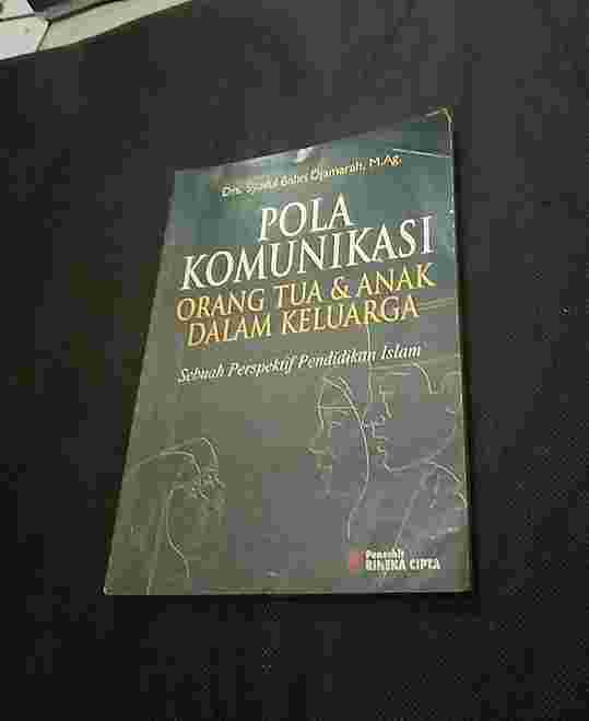 Buku Muslim POLA KOMUNIKASI Orang Tua & Anak Dalam Keluarga
Oleh Drs Syaiful Bahri Djamrah M Ag - Penerbit Rineka Cipta - Cetakan Pertama - 2004