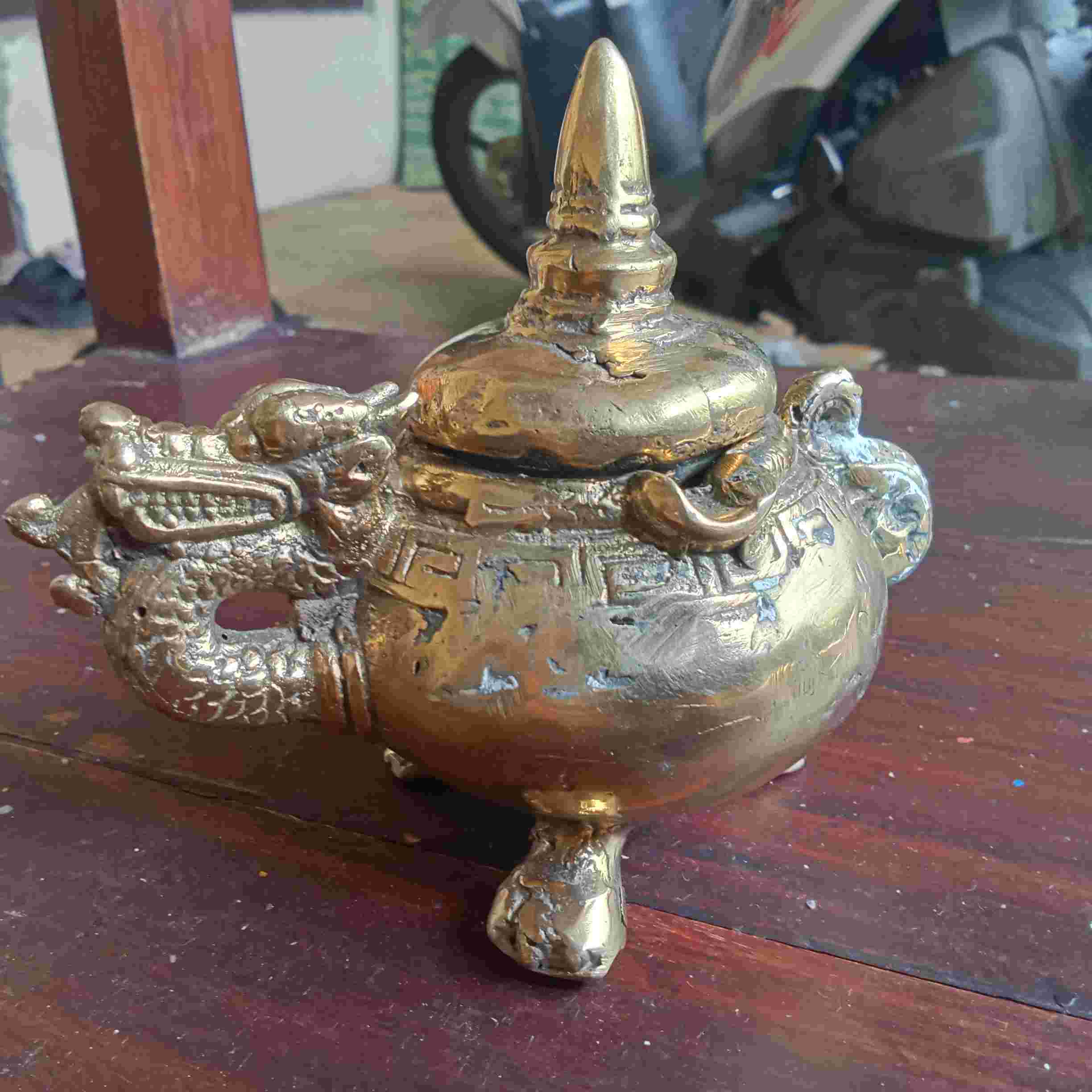 Tempat Dupa Kuningan Tebal Motif Nagaliong Gaya Vintage 