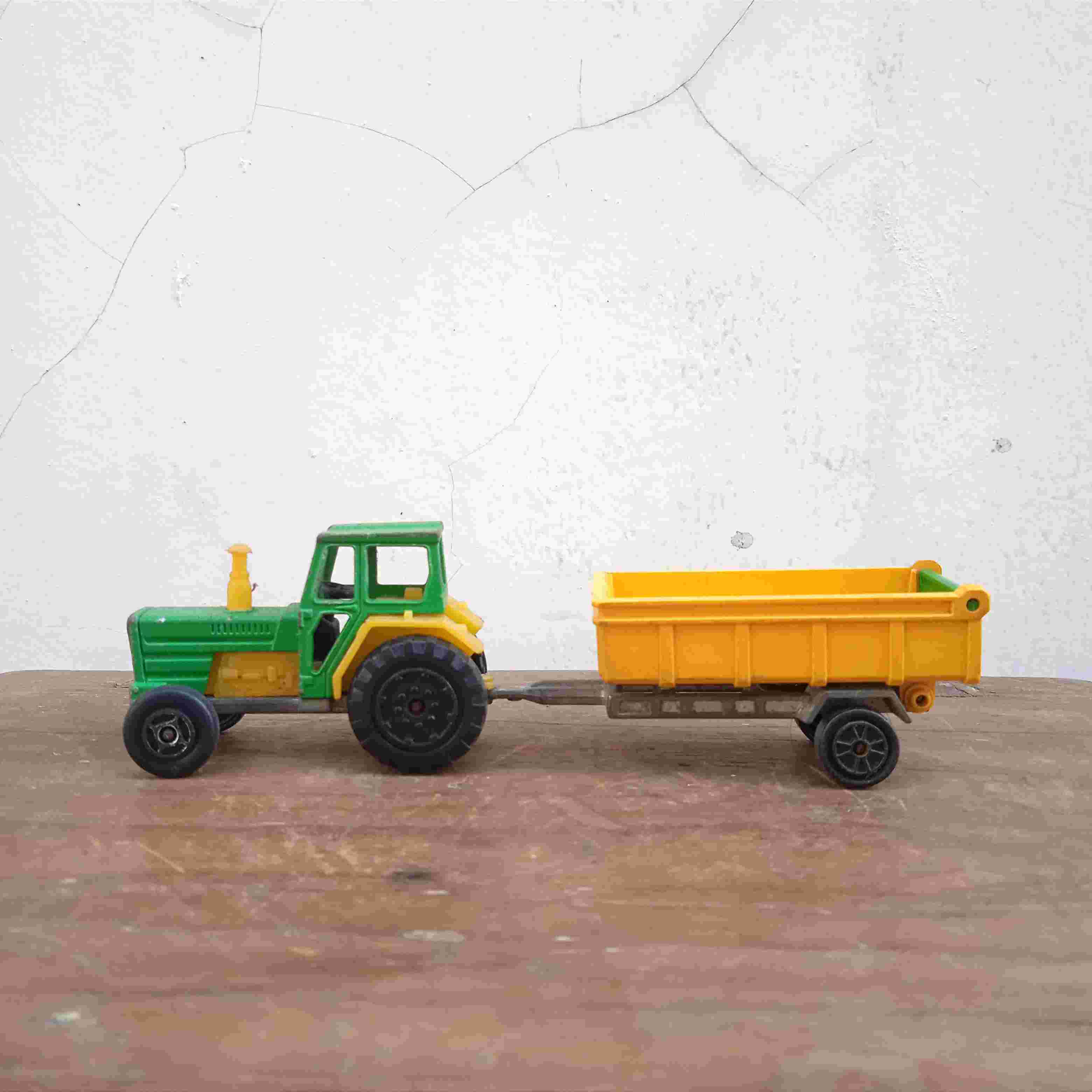 Antik Mainan Majorette Tractor Skala 1:65 & 21160 Tipping Trailer