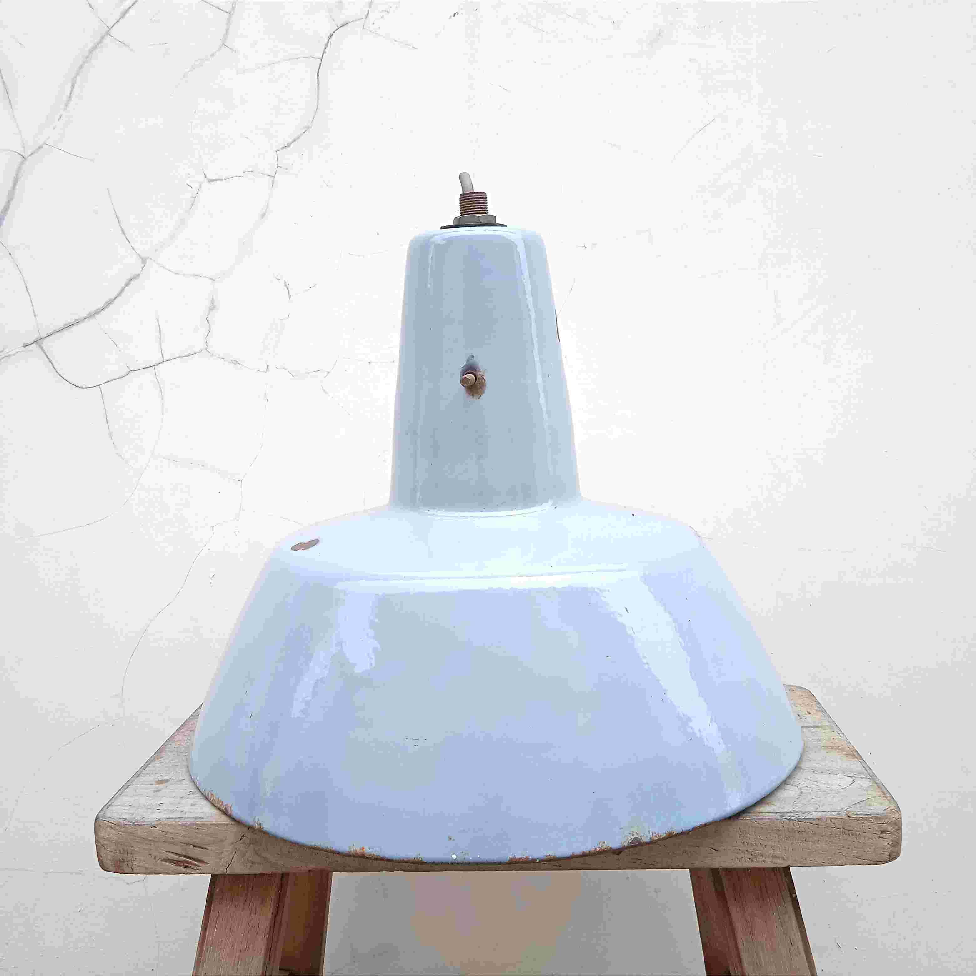 Barang Antik Kap Lampu Industrial Enamel Ukuran Besar Kondisi Utuh Tua