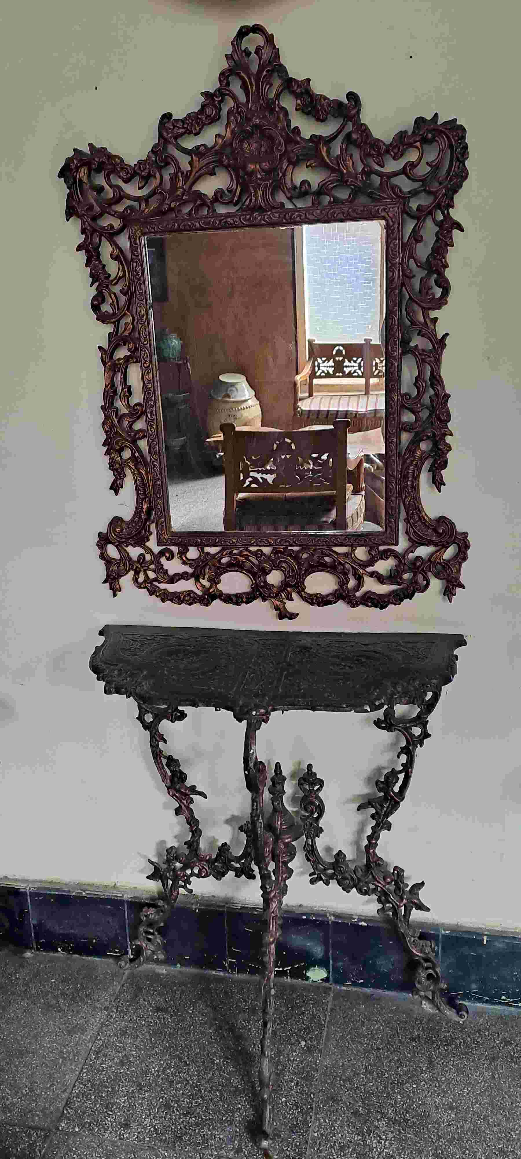 Kaca dan meja hias tembaga