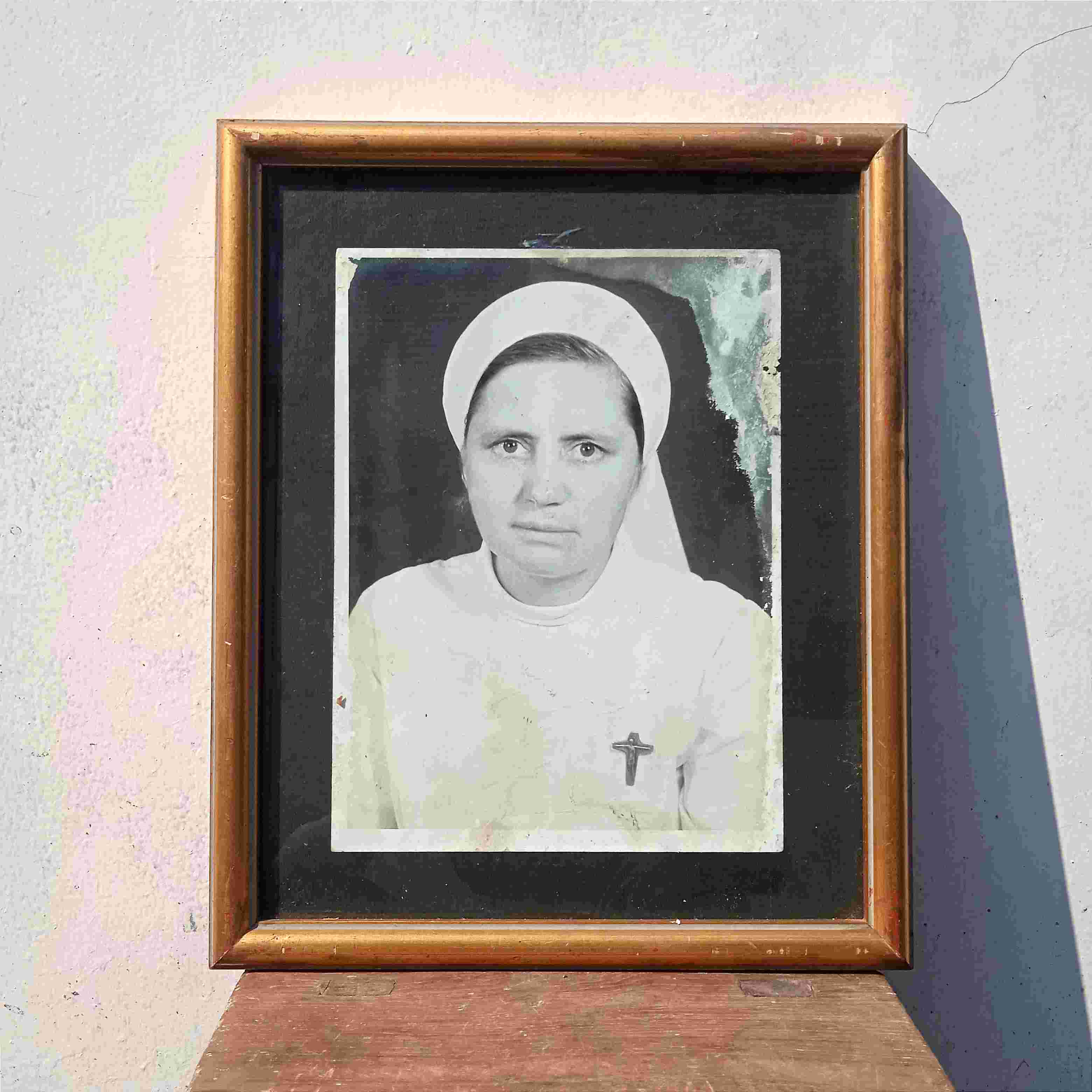 Antik Foto Frame Hitam Putih Suster Biarawati Katolik Era Kolonial Tua