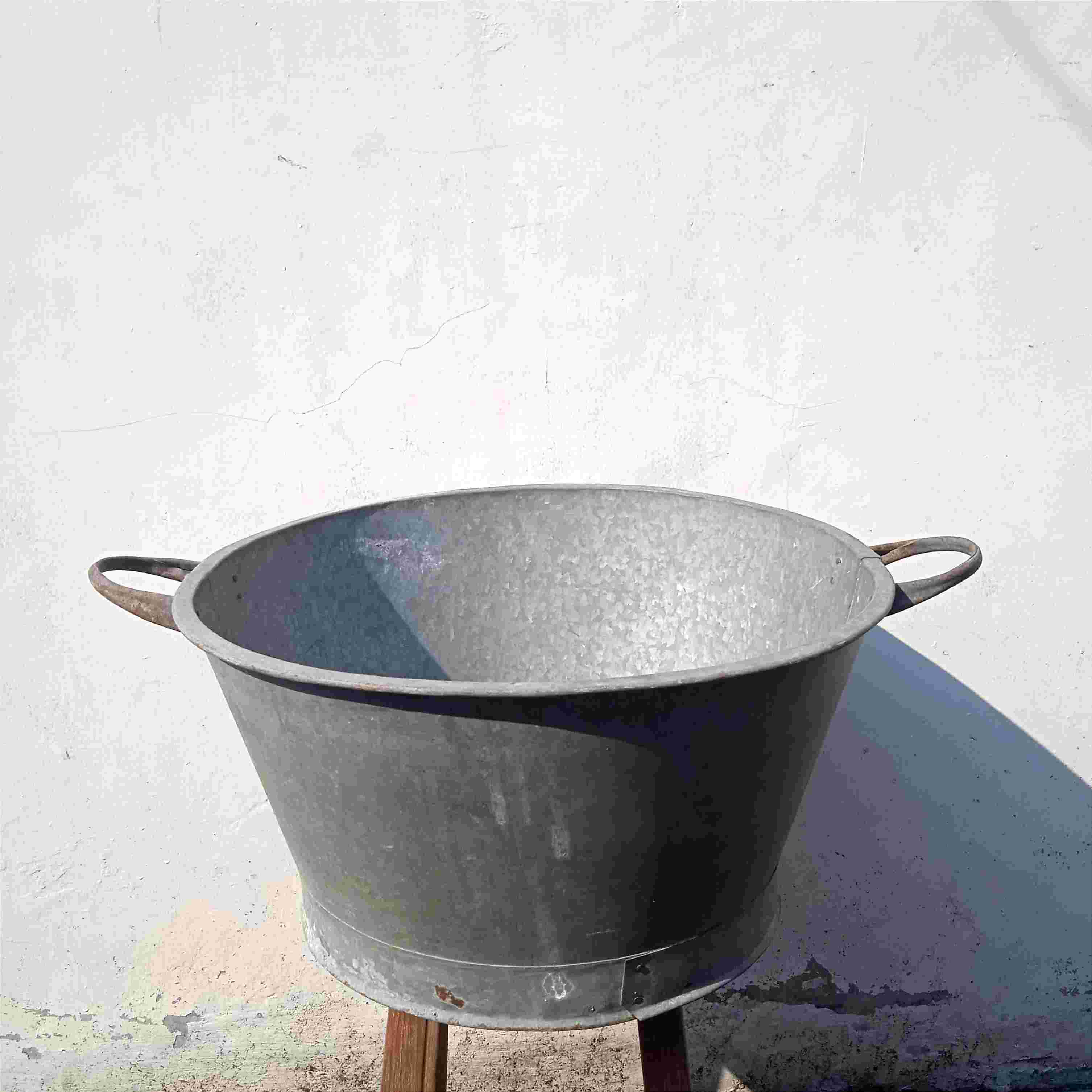 Antik Ember Blenden Seng Tebal Era Kolonial Ukuran Lumayan Besar Tua